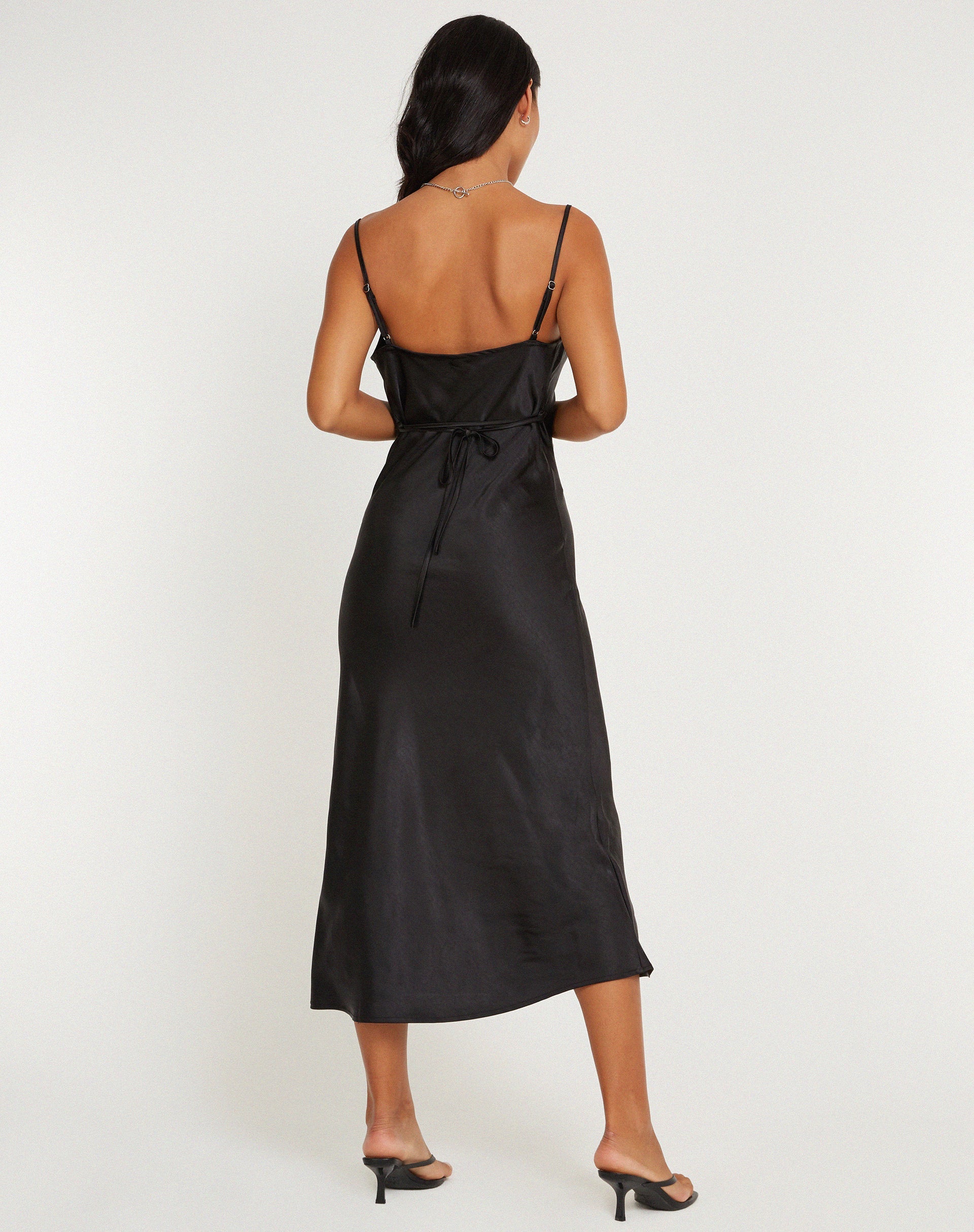 Imagen del vestido Palasha de satén negro