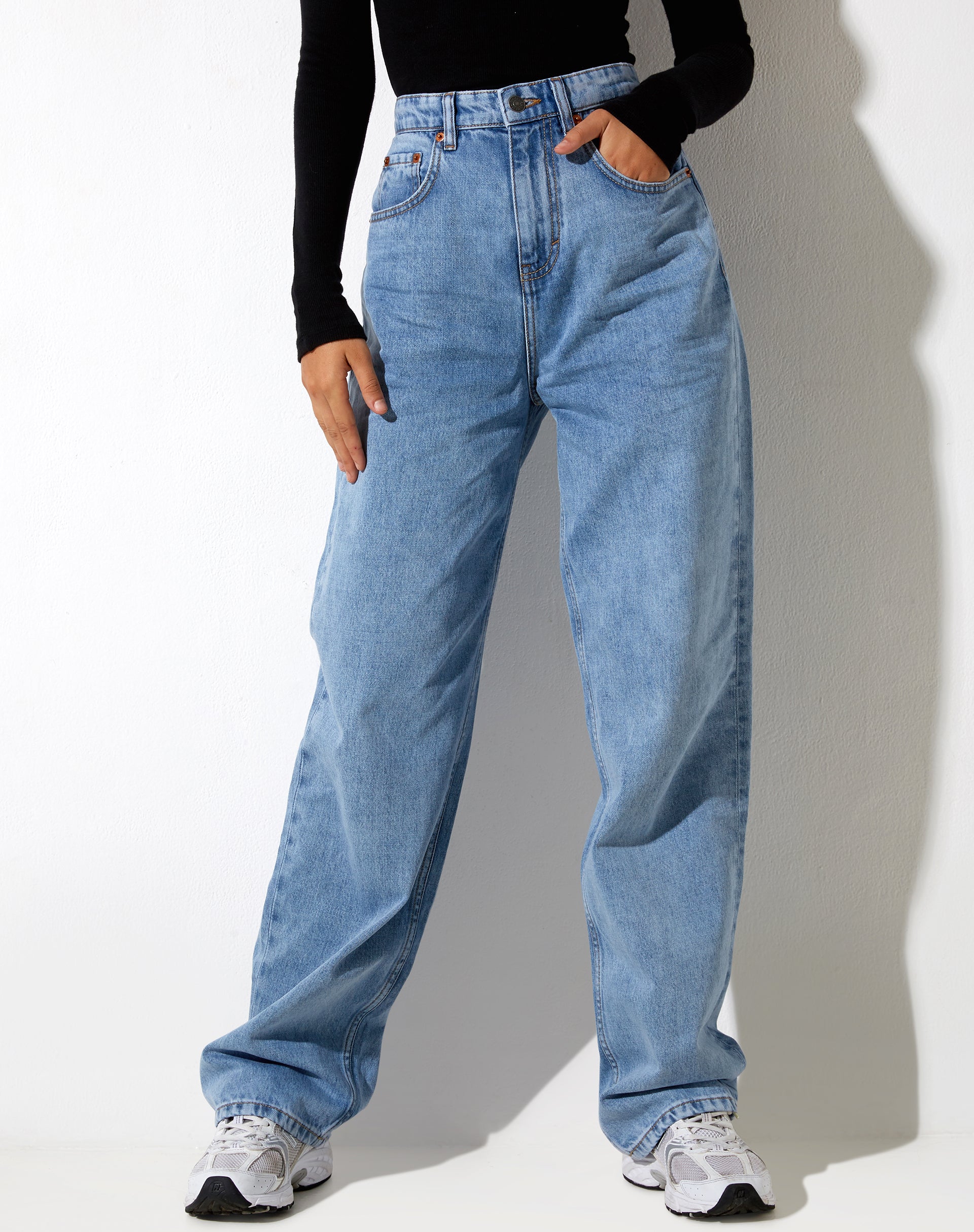 Imagen de Parallel Jeans en azul claro lavado tonal