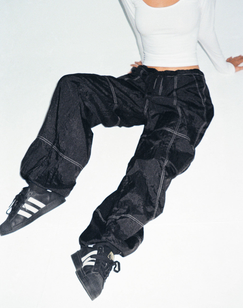 Pantalón de cintura baja Phil en negro con pespunte superior blanco