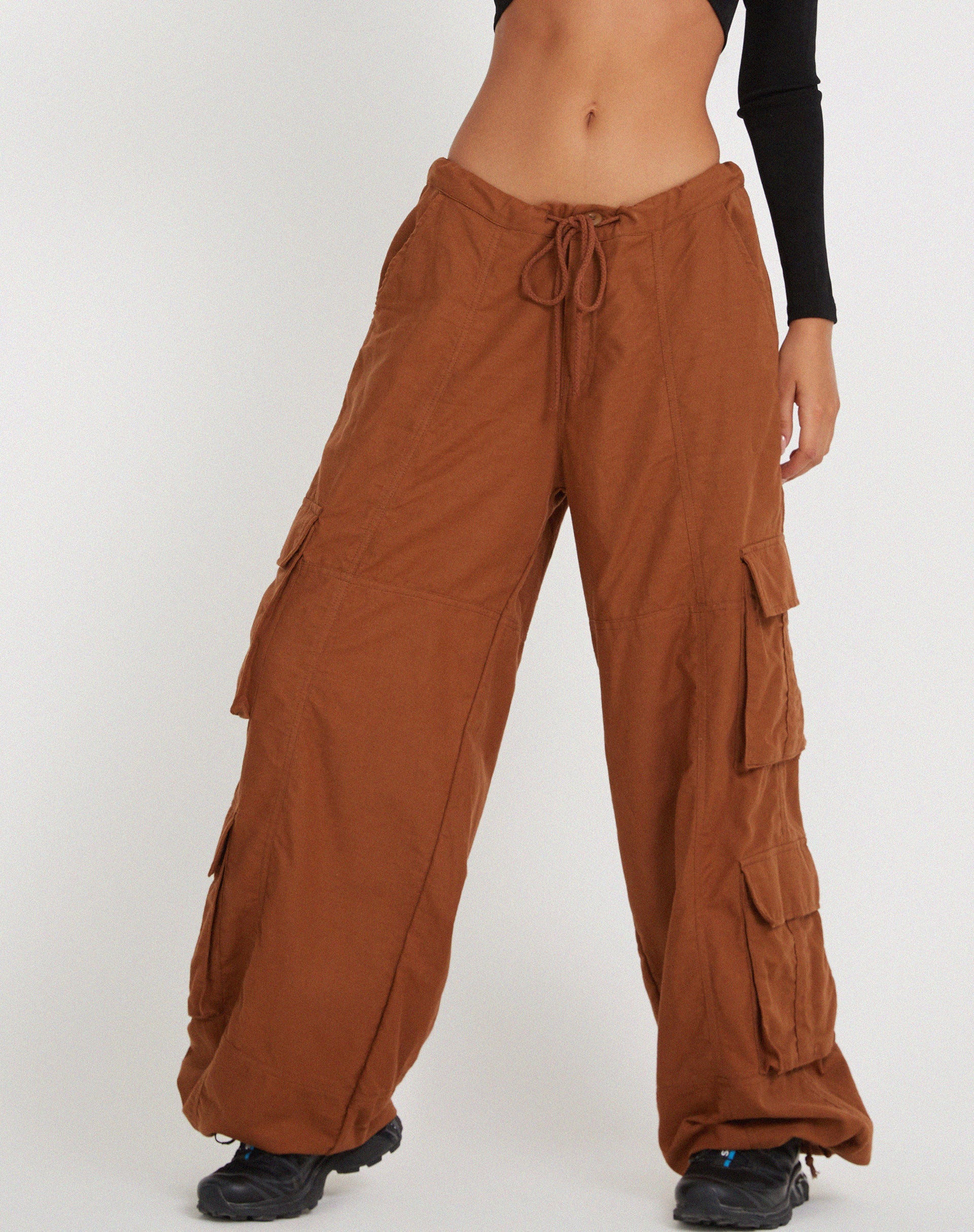 imagen del pantalón Philia en marrón Bombay