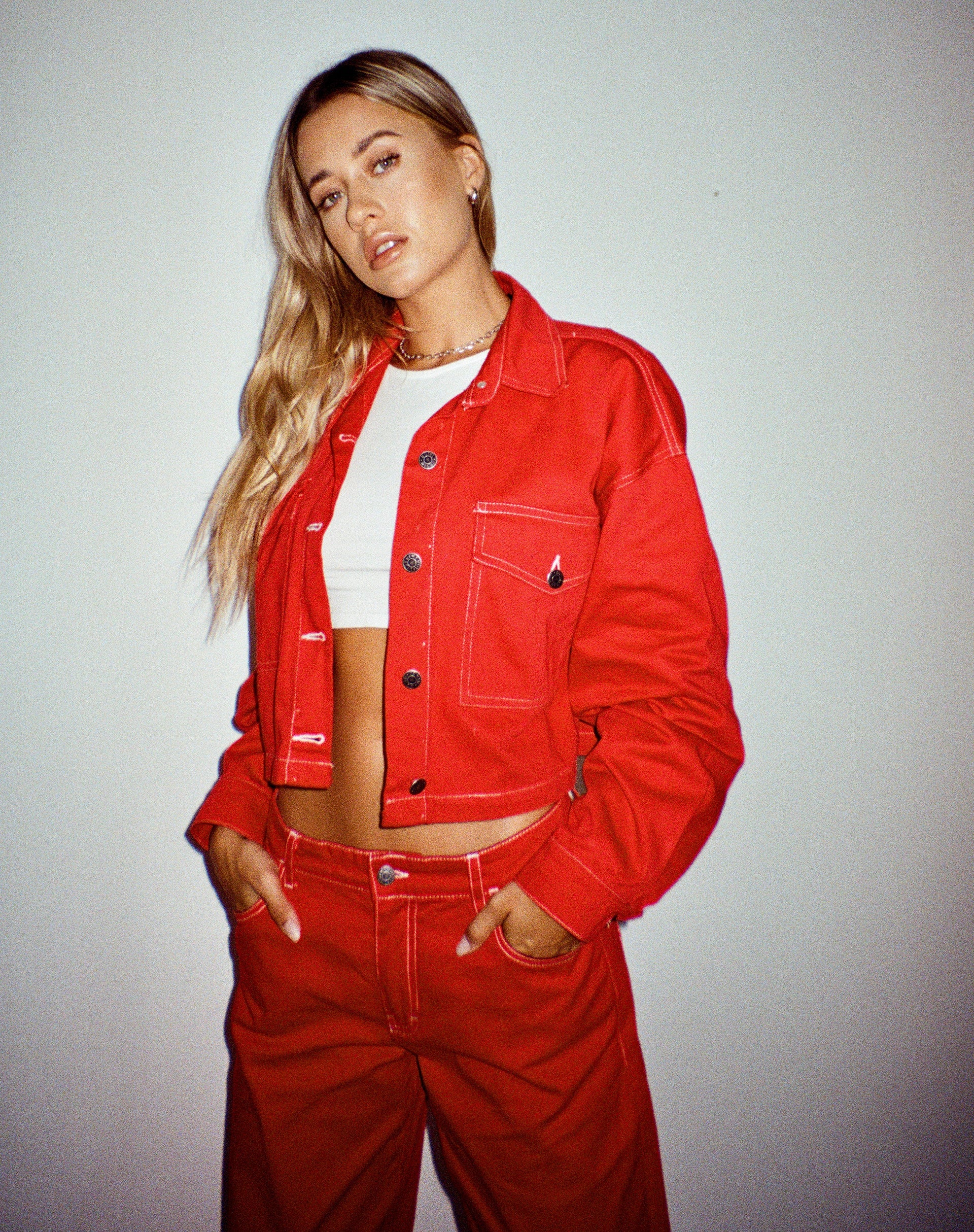 imagen de Boxy Denim Jacket en rojo Racing con pespunte blanco