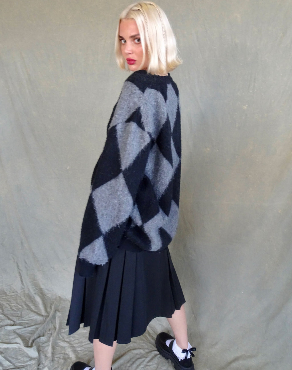Aureli Cardi en gris arlequín y negro