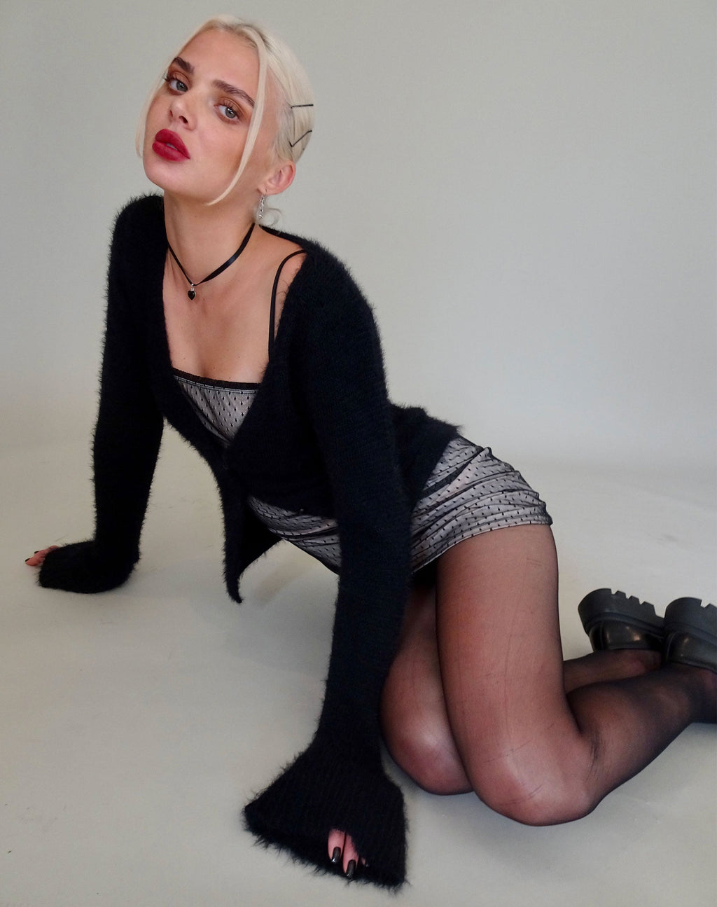Kazka Cardi en negro
