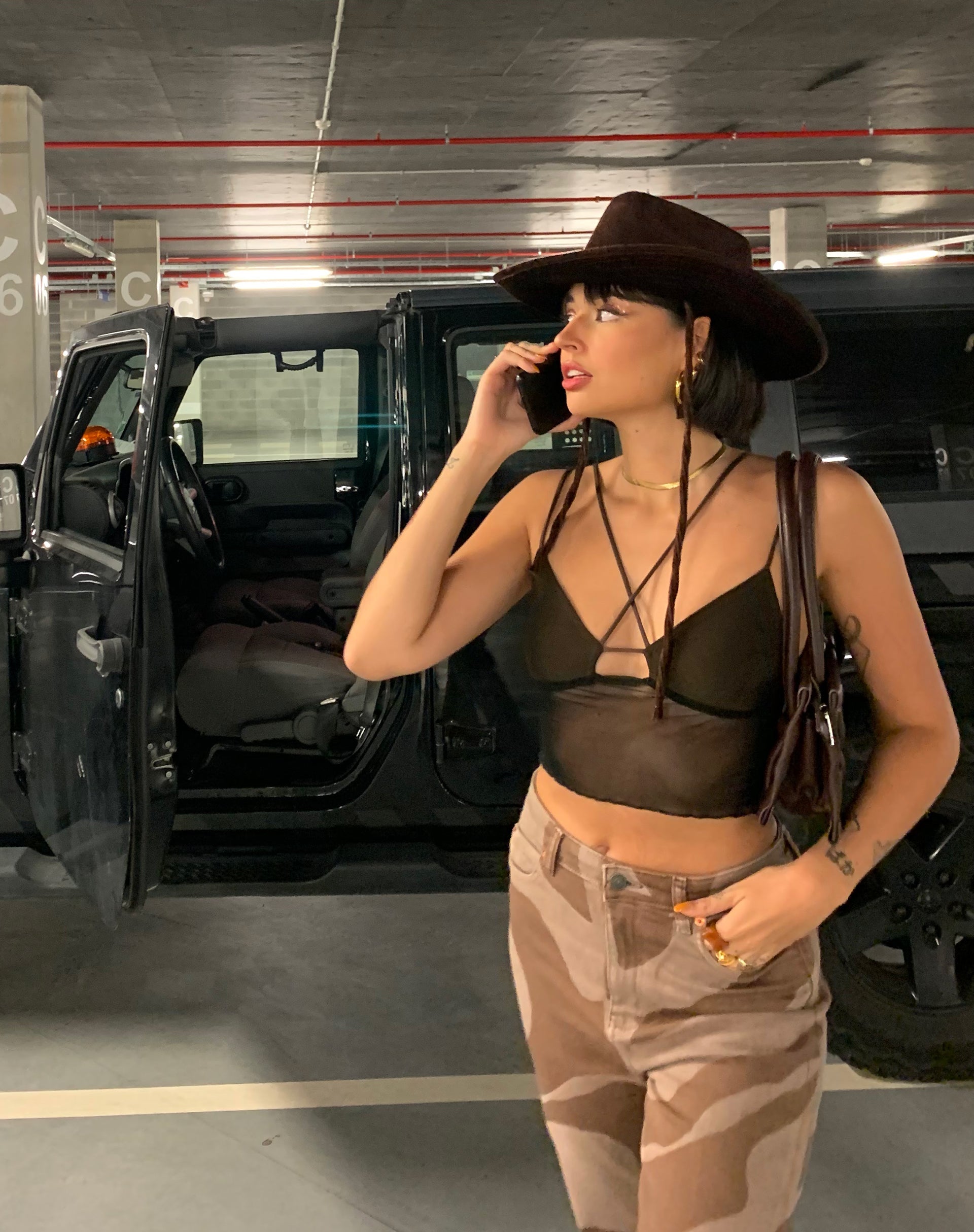 Imagen de MOTEL X IRIS Olgi Crop Top de Malla Negro y Marrón