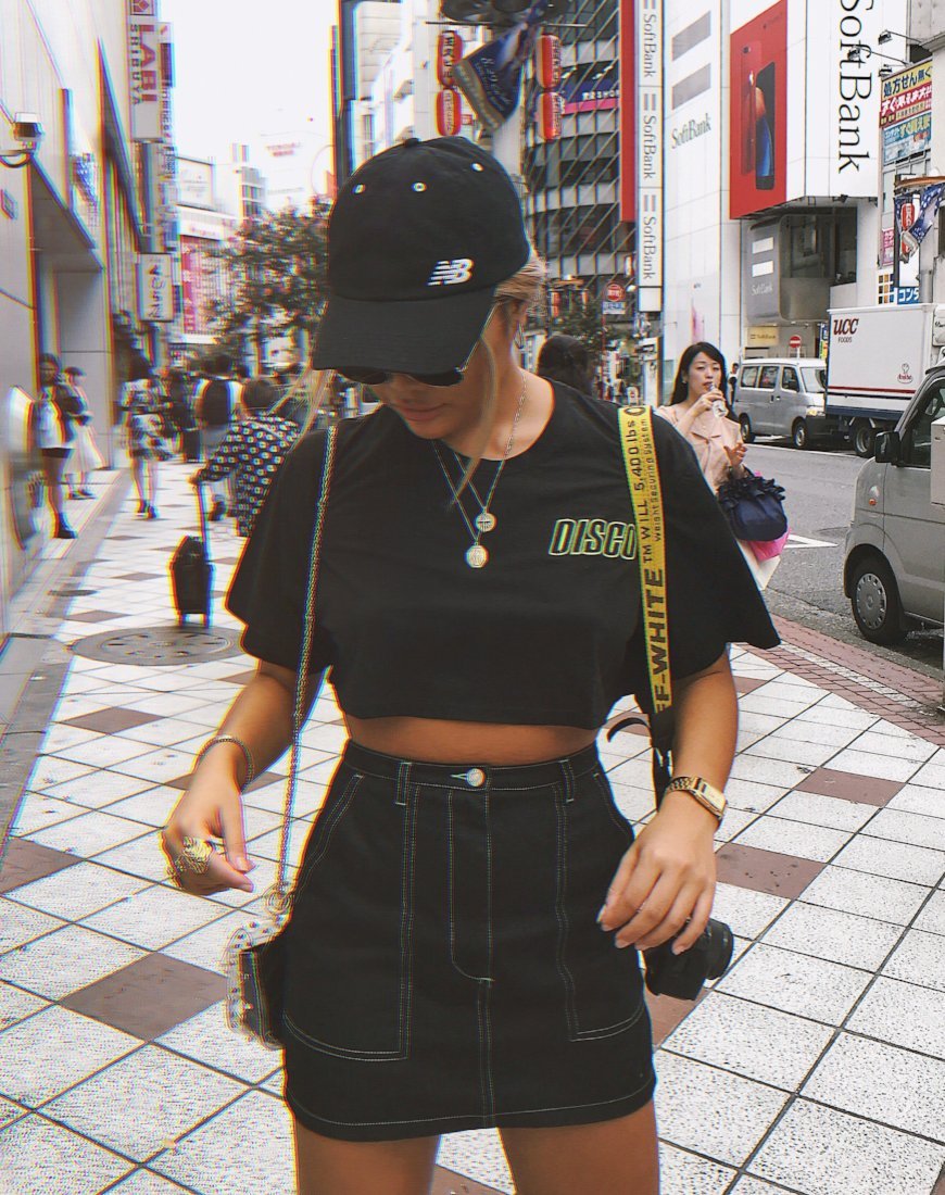 Imagen de Super Cropped Black Tee in Disco Embro