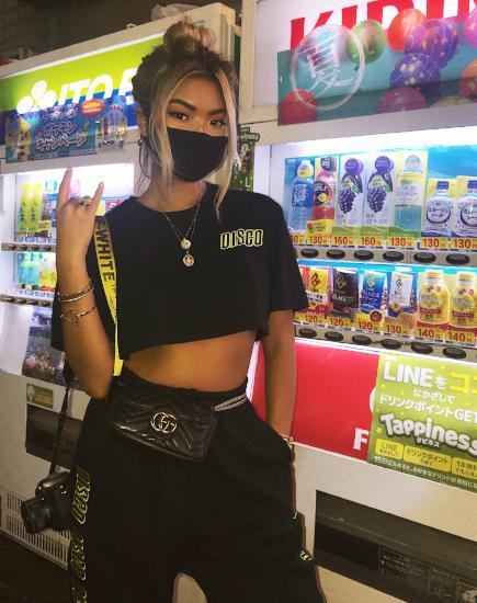 Imagen de Super Cropped Black Tee in Disco Embro