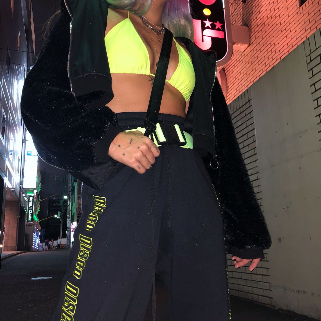 Imagen de Gwen Bralet en amarillo neón