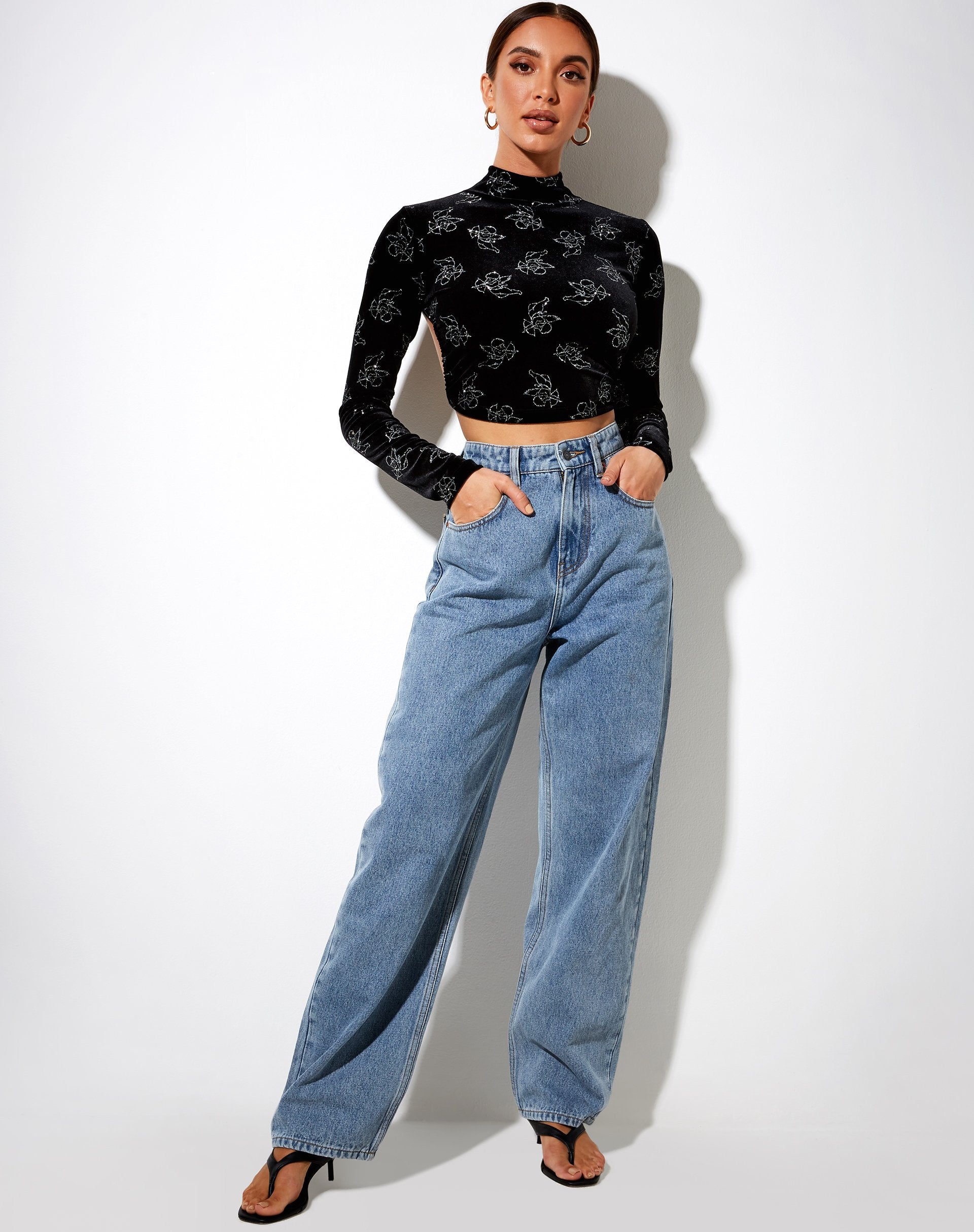 Imagen de Quelia Crop Top en negro Cupido Estampado Plata