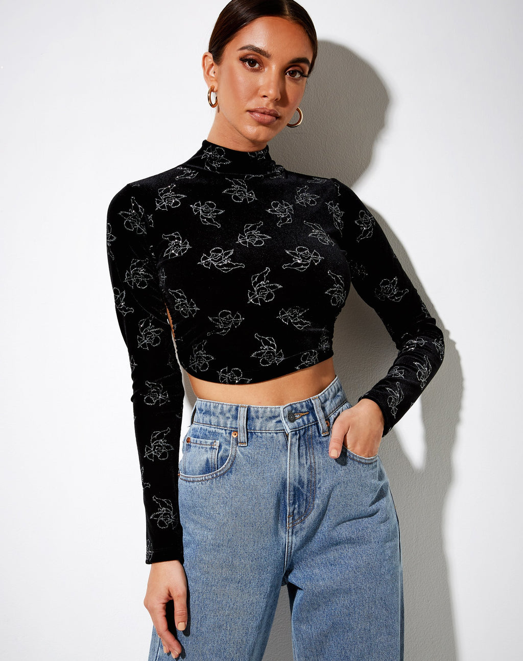 Quelia Crop Top en negro Cupido Estampado Plata