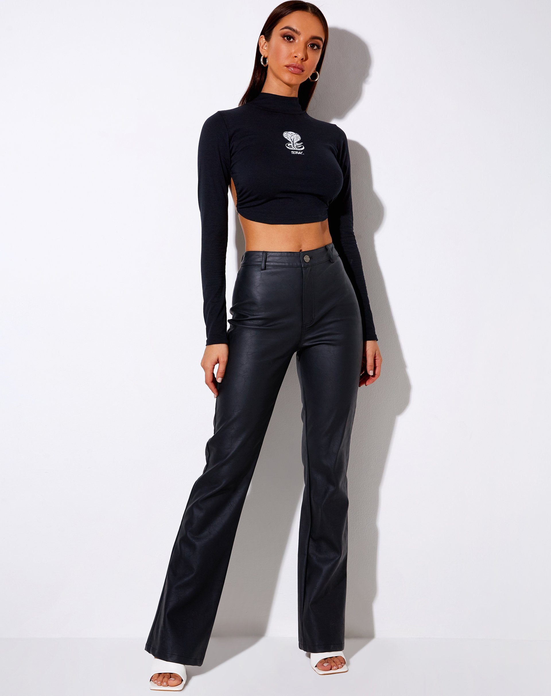 Imagen de Quelia Crop Top en Negro Cobra Lethal Embro