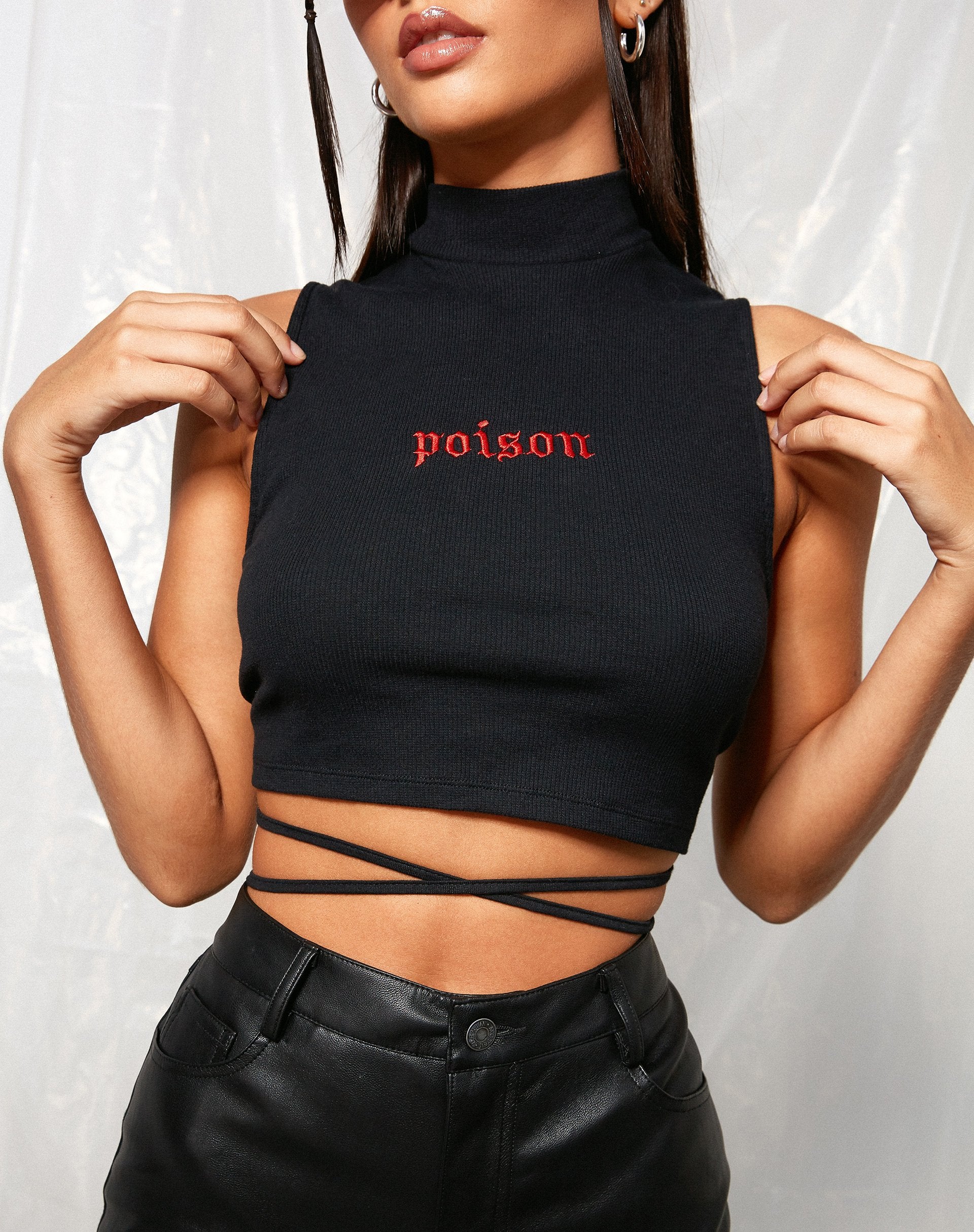 Imagen de Quera Crop Top en Rib Black Poison Embro