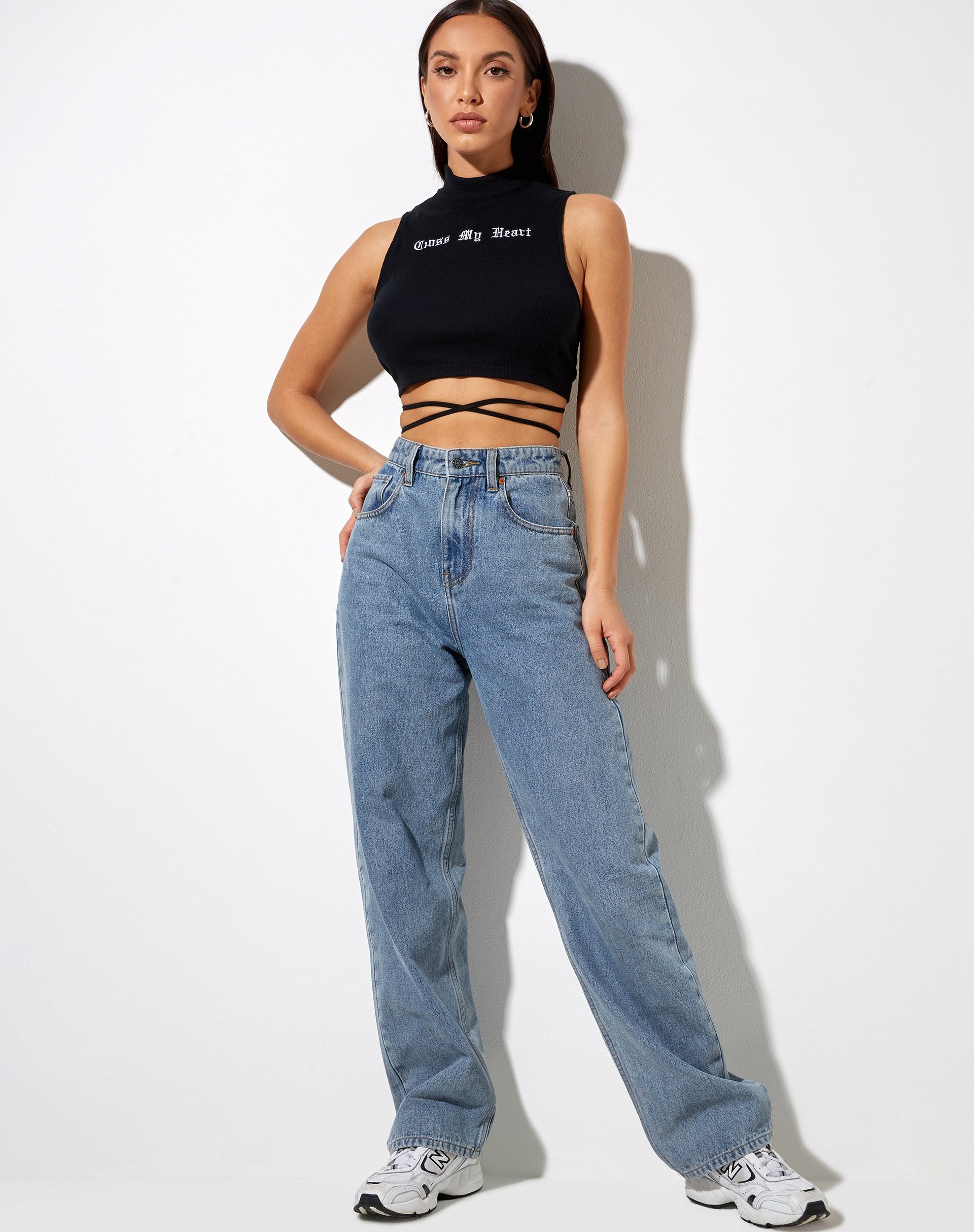 Imagen de Quera Crop Top en Negro Cross My Heart Embro