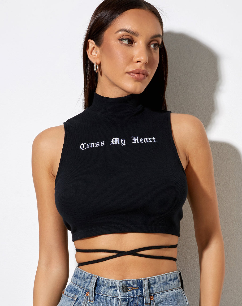 Quera Crop Top en Negro 'Cross My Heart' Embro