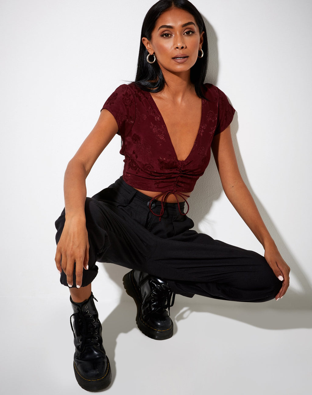 Raeto Crop Top de satén rosa burdeos