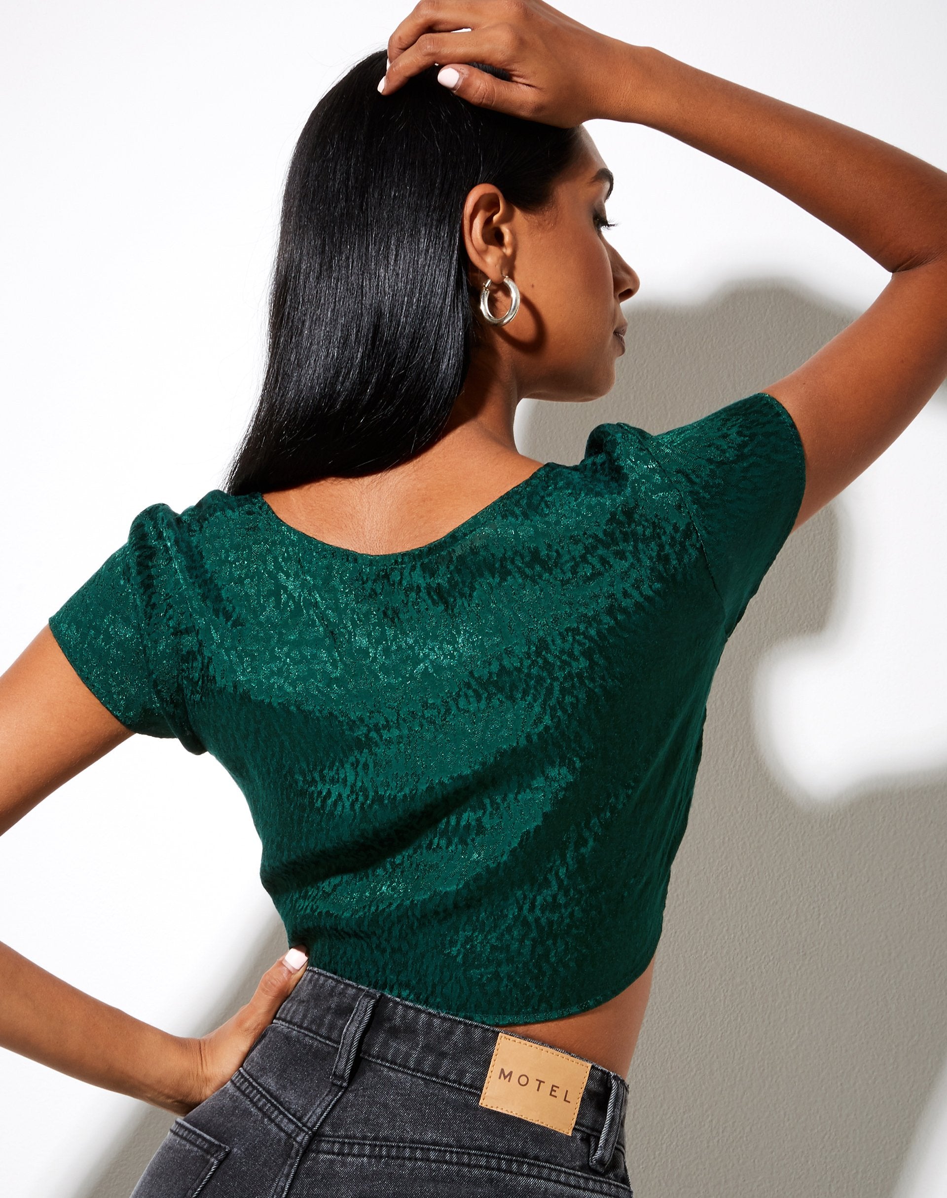 Imagen de Raeto Crop Top de Satén Chita Verde Bosque