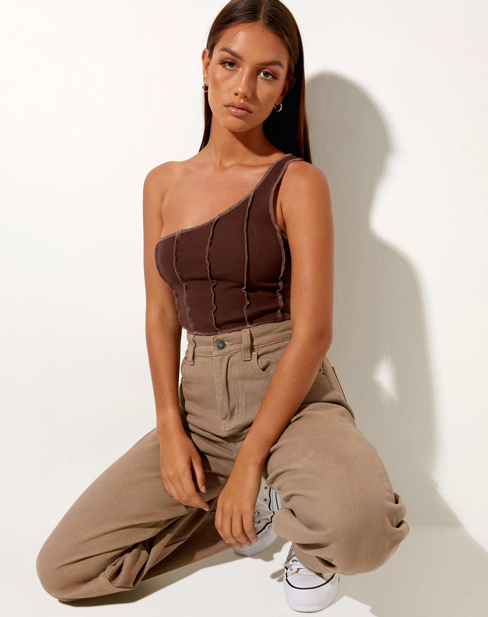 Imagen de Rara Crop Top en canalé caoba oscuro con pespuntes marrones