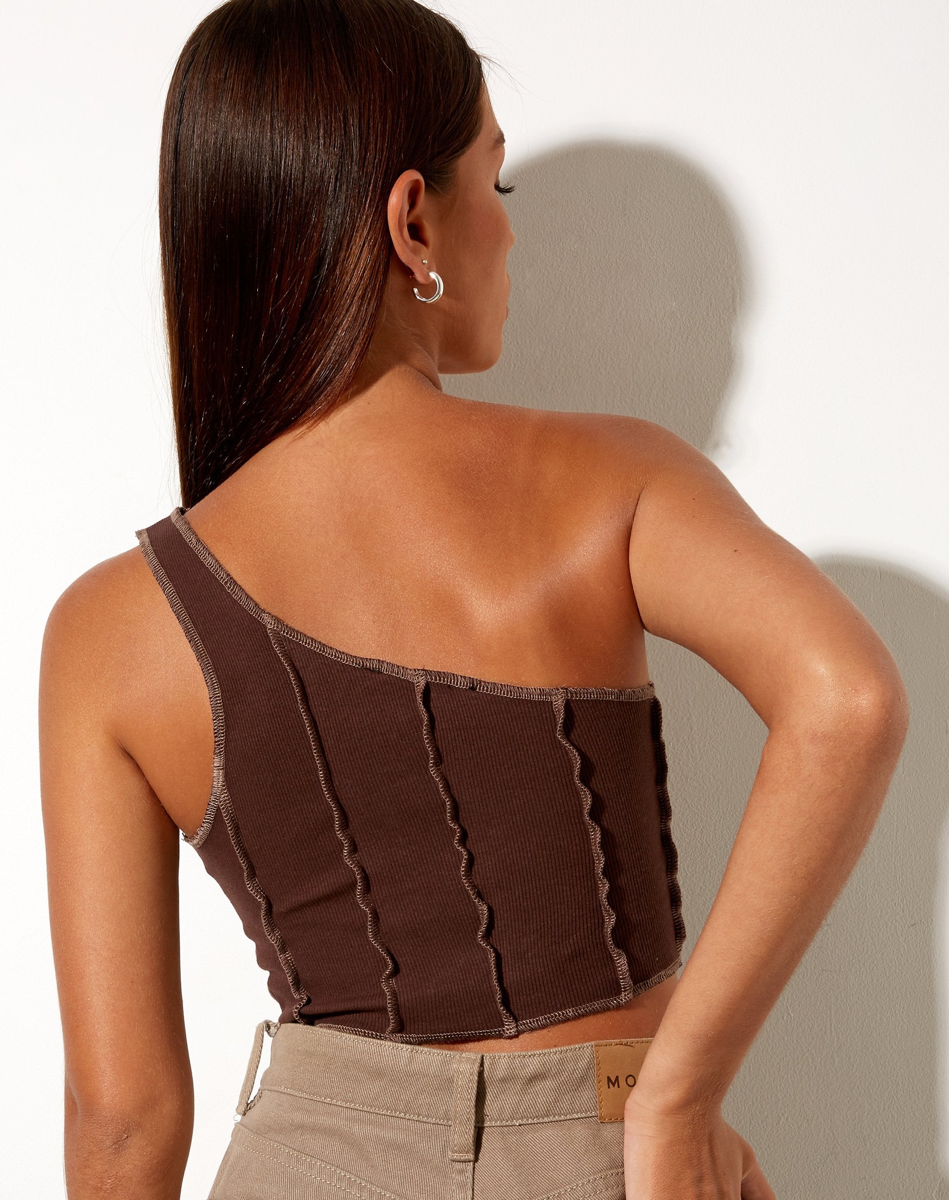 Imagen de Rara Crop Top en canalé caoba oscuro con pespuntes marrones