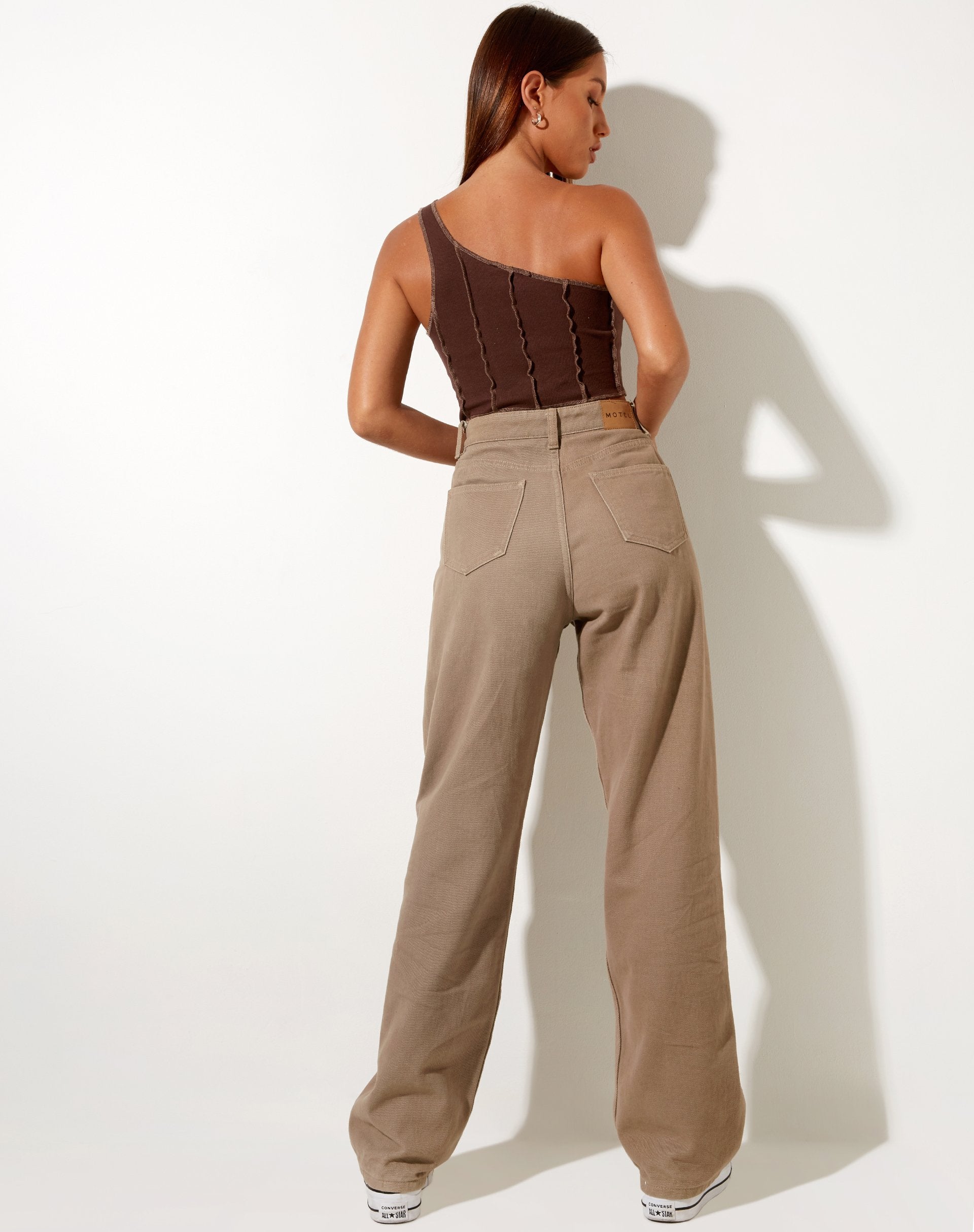 Imagen de Rara Crop Top en canalé caoba oscuro con pespuntes marrones