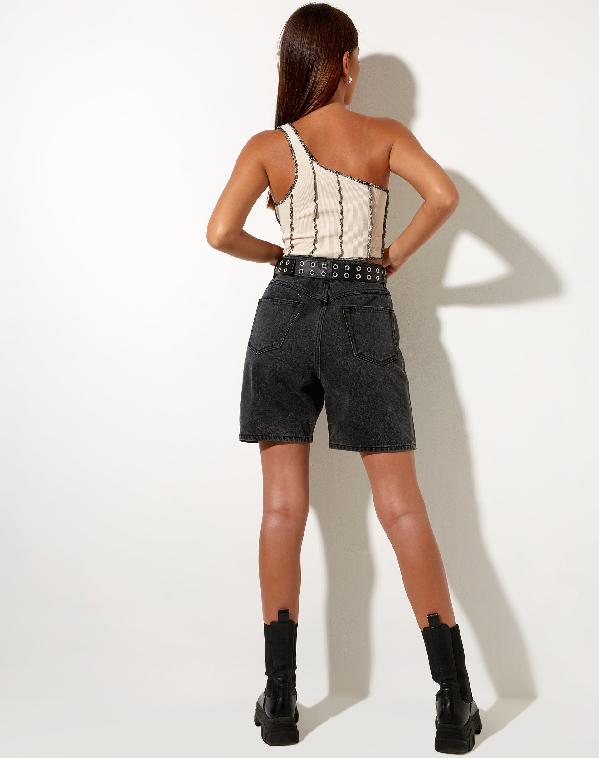 Imagen de Rara Crop Top en canalé crudo con costuras negras