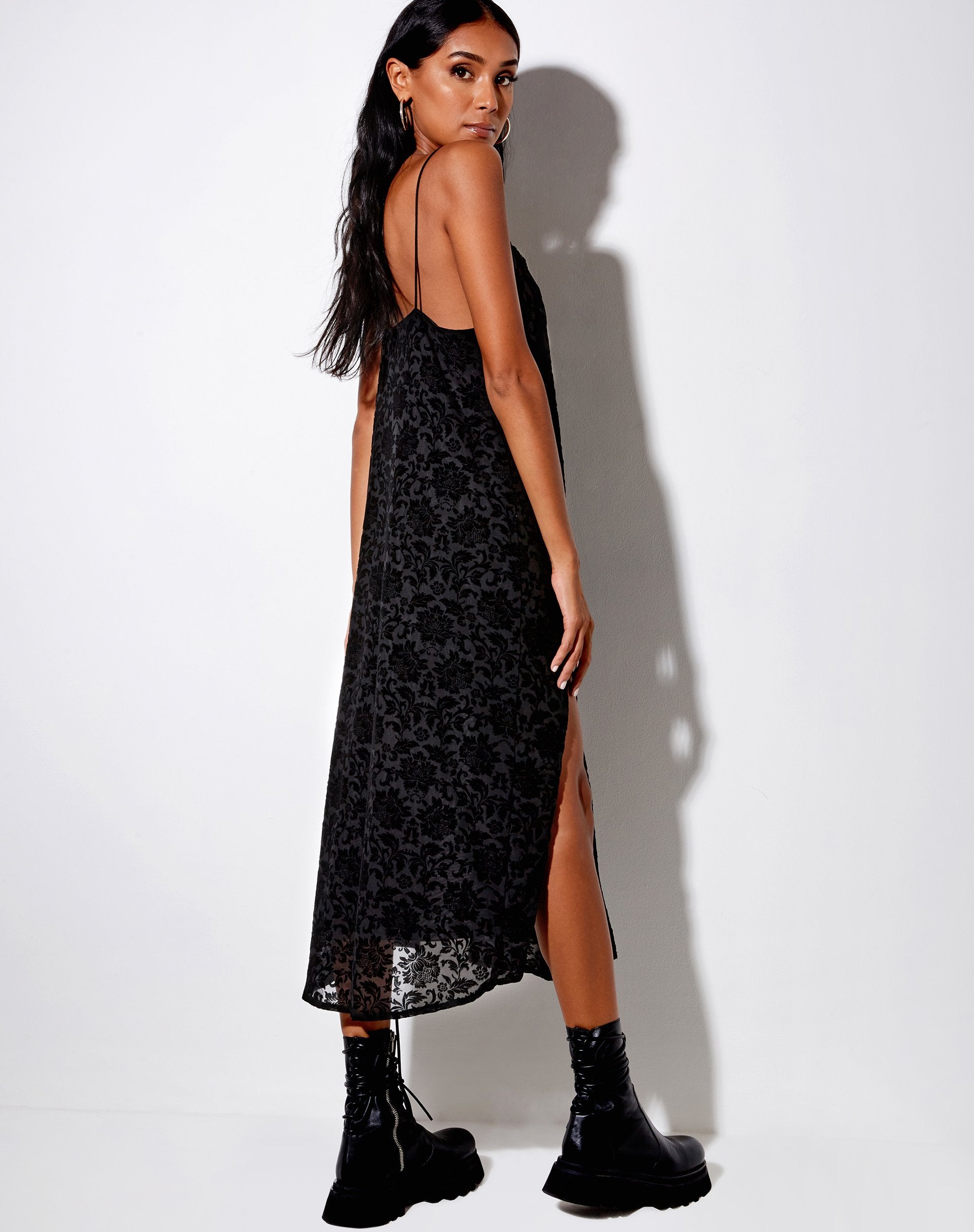 Imagen del vestido Rarita Midi Dress in Brocade Rose Flock Negro