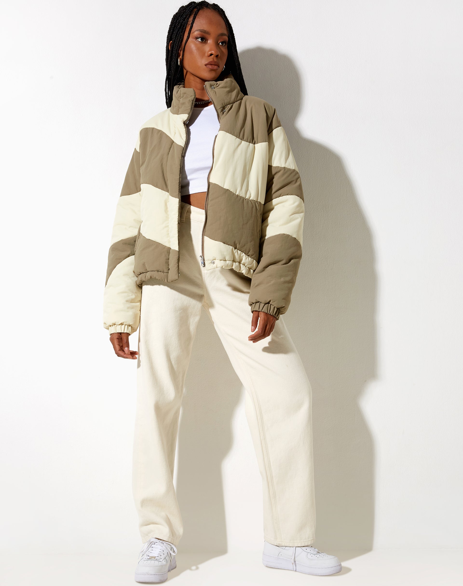Imagen de la chaqueta Renee Puffa en crema y topo con paneles
