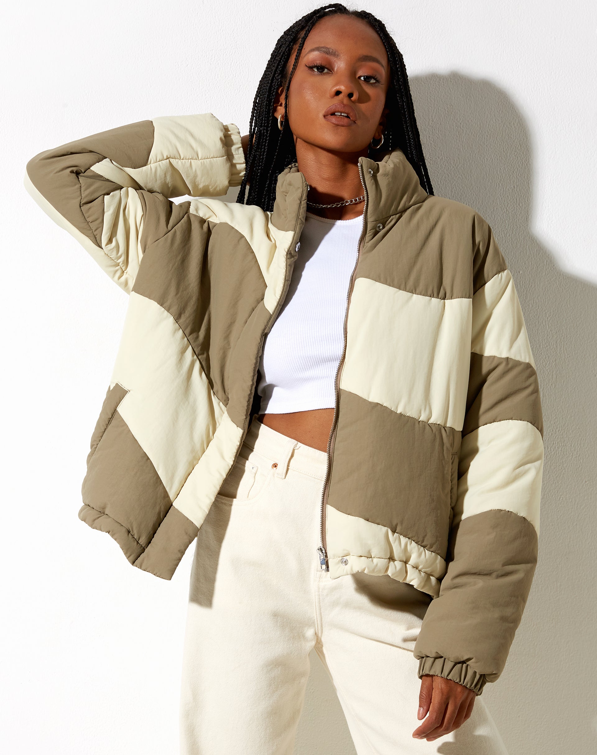 Imagen de la chaqueta Renee Puffa en crema y topo con paneles