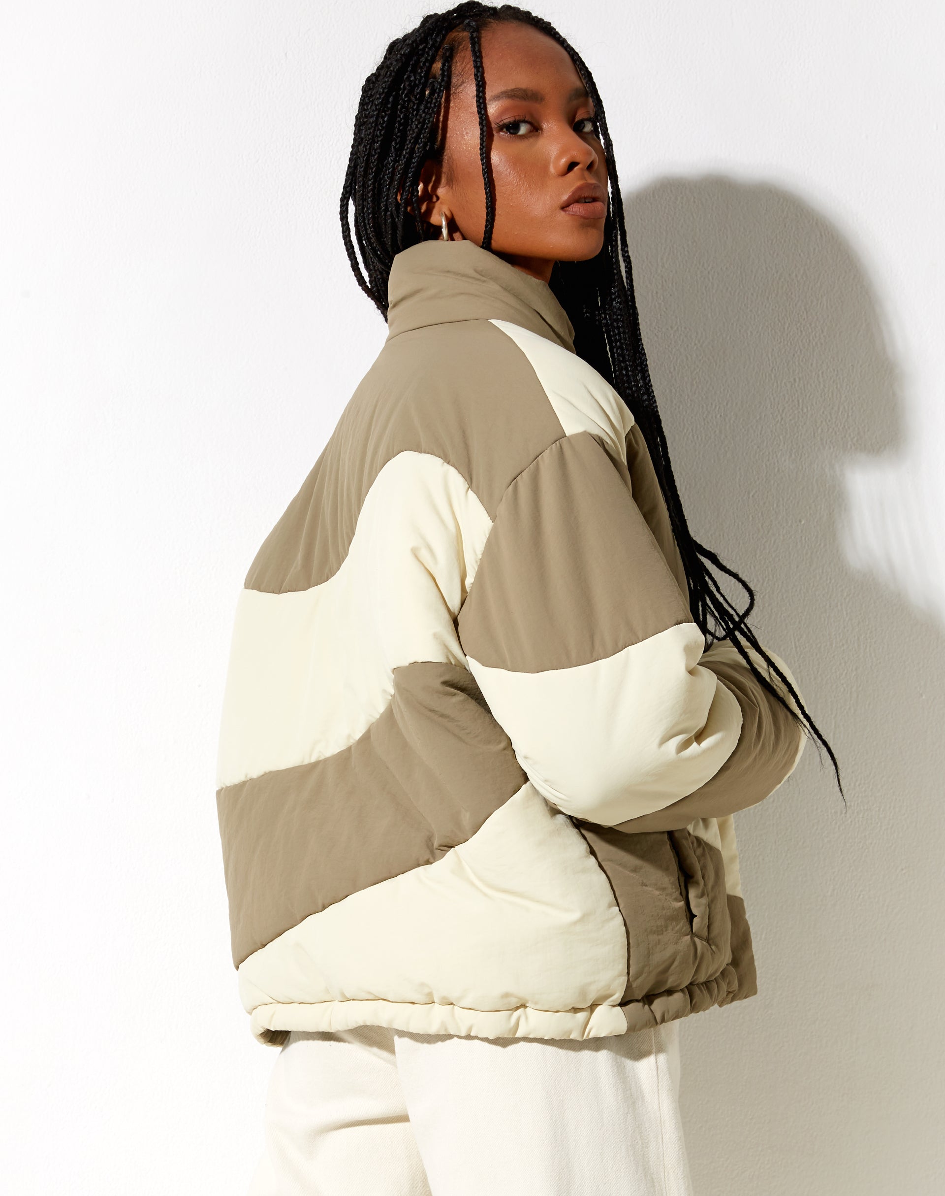 Imagen de la chaqueta Renee Puffa en crema y topo con paneles
