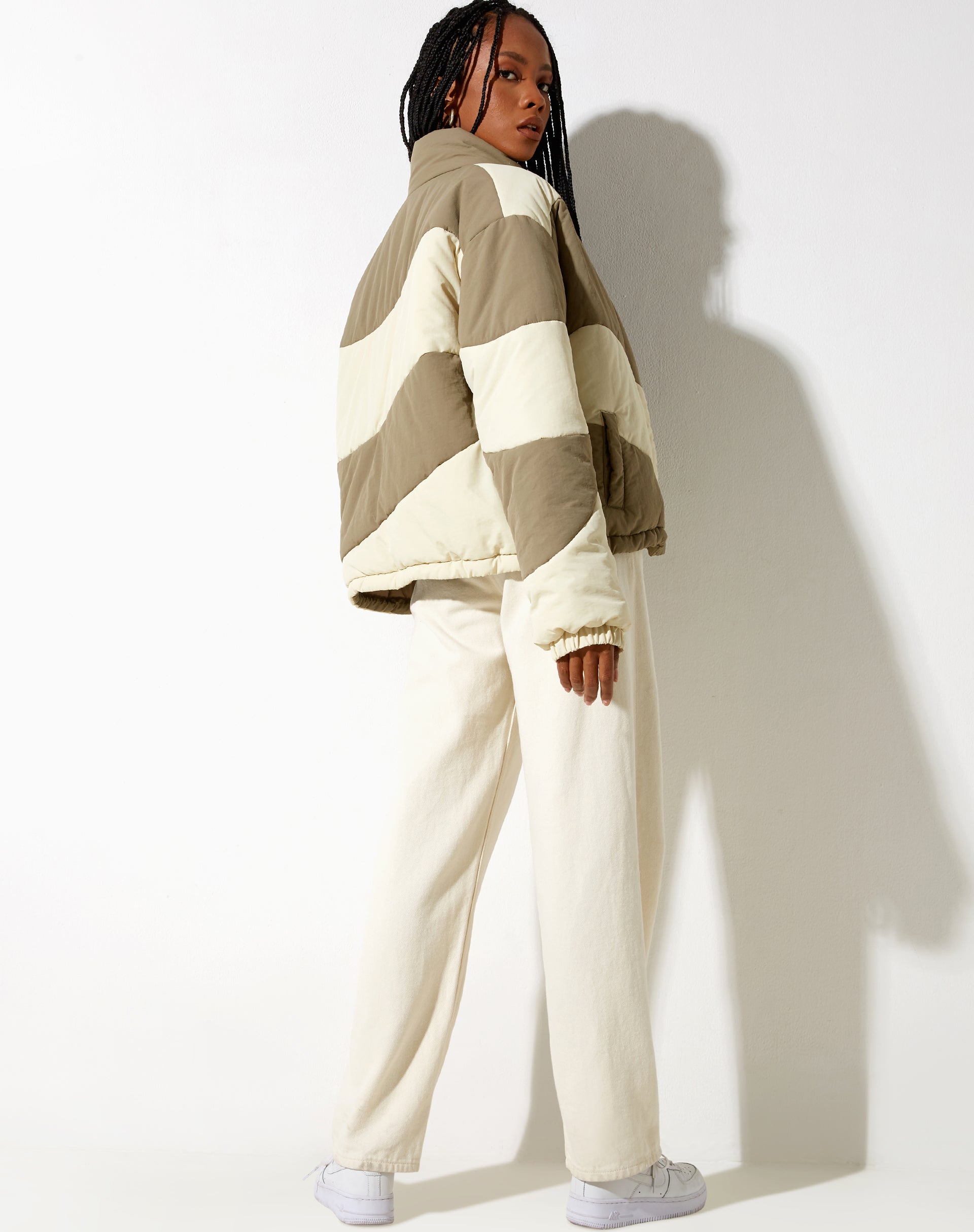 Imagen de la chaqueta Renee Puffa en crema y topo con paneles