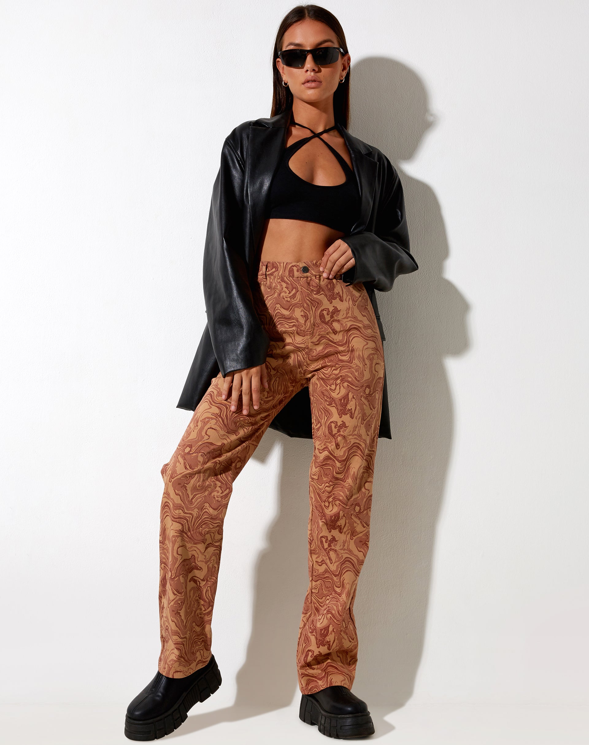 Imagen del pantalón Bhavna en marrón jaspeado fluido