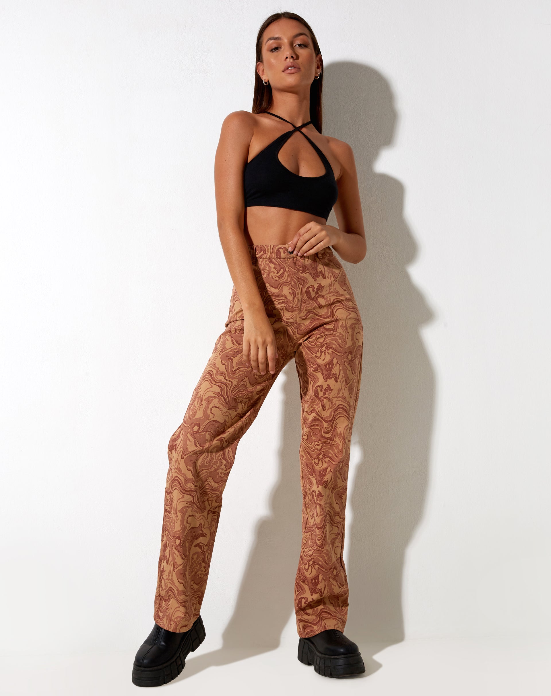 Imagen del pantalón Bhavna en marrón jaspeado fluido