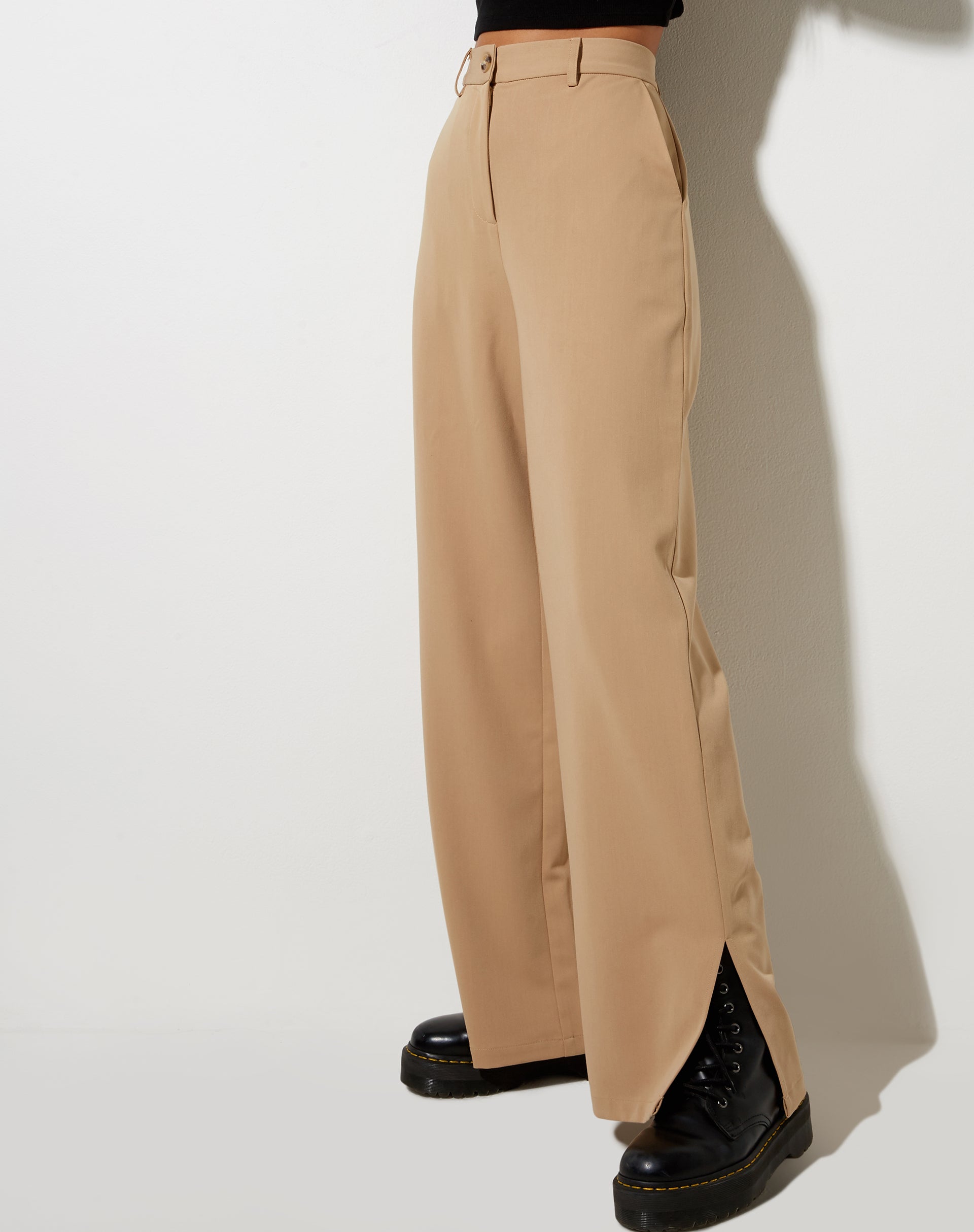 Imagen del pantalón Gege en color almendra