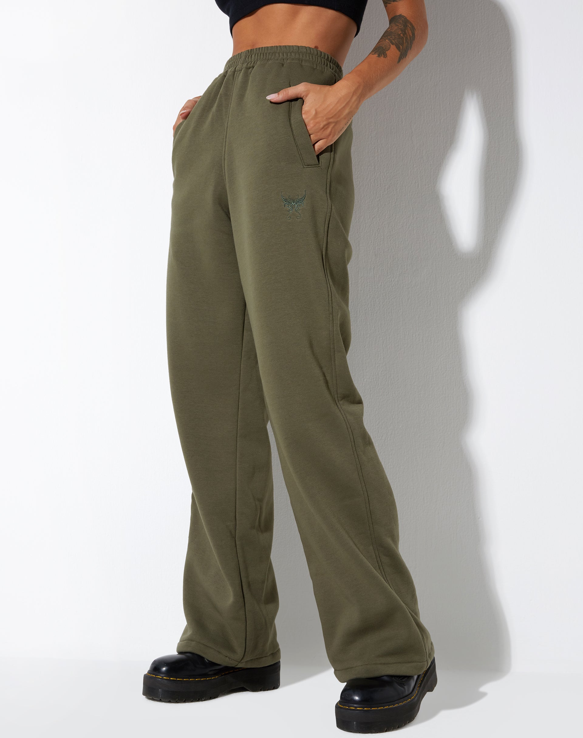 imagen de Leia Jogger en Grape Leaf Butterfly Embro