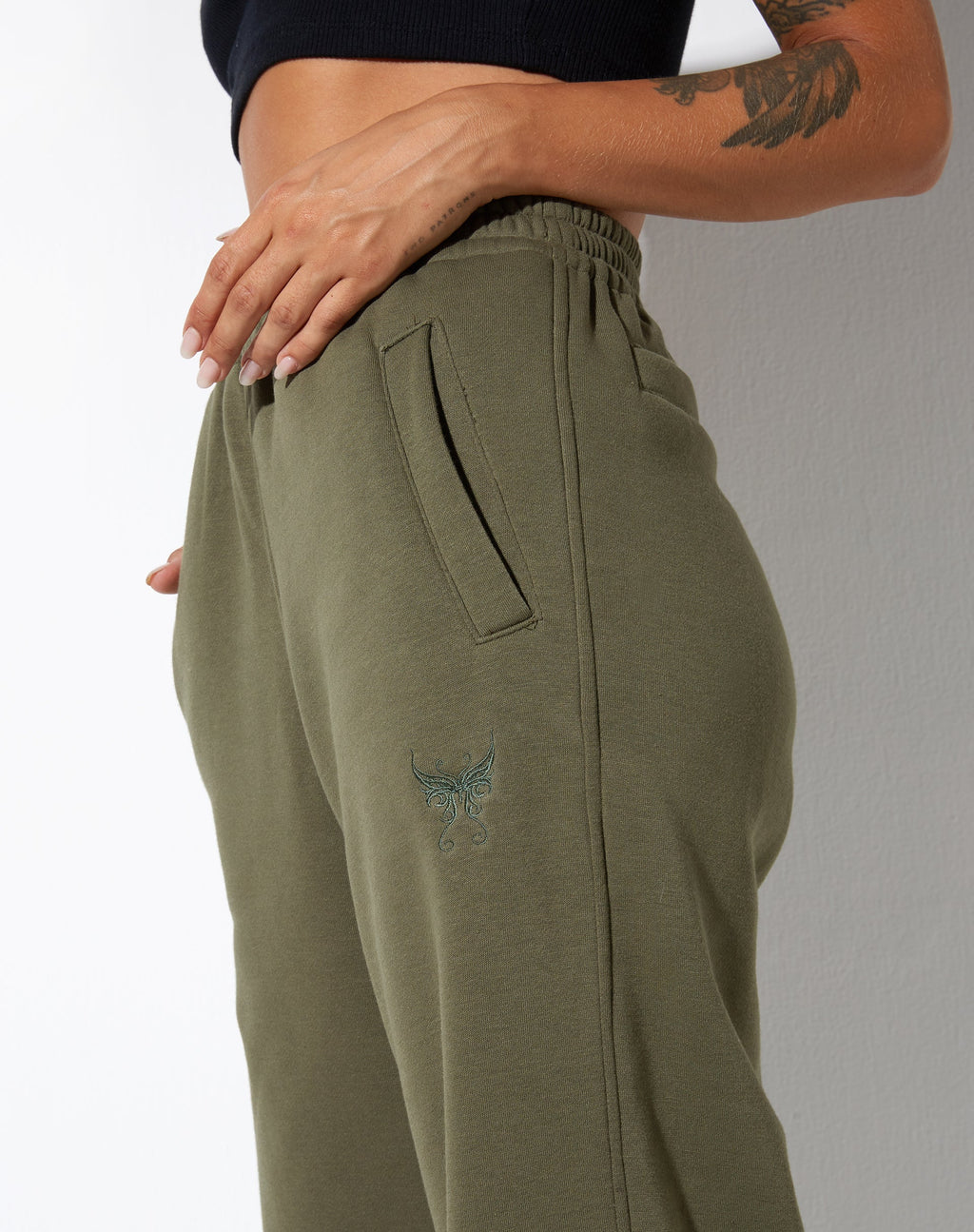 Leia Jogger en Grape Leaf Butterfly Embro