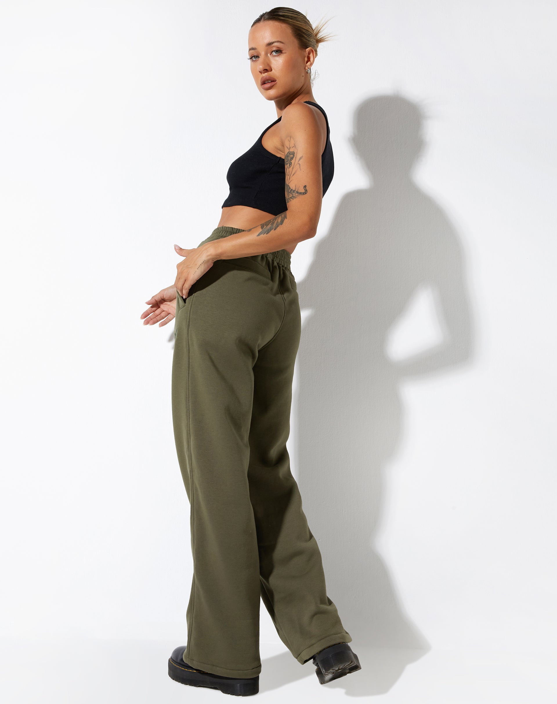 imagen de Leia Jogger en Grape Leaf Butterfly Embro