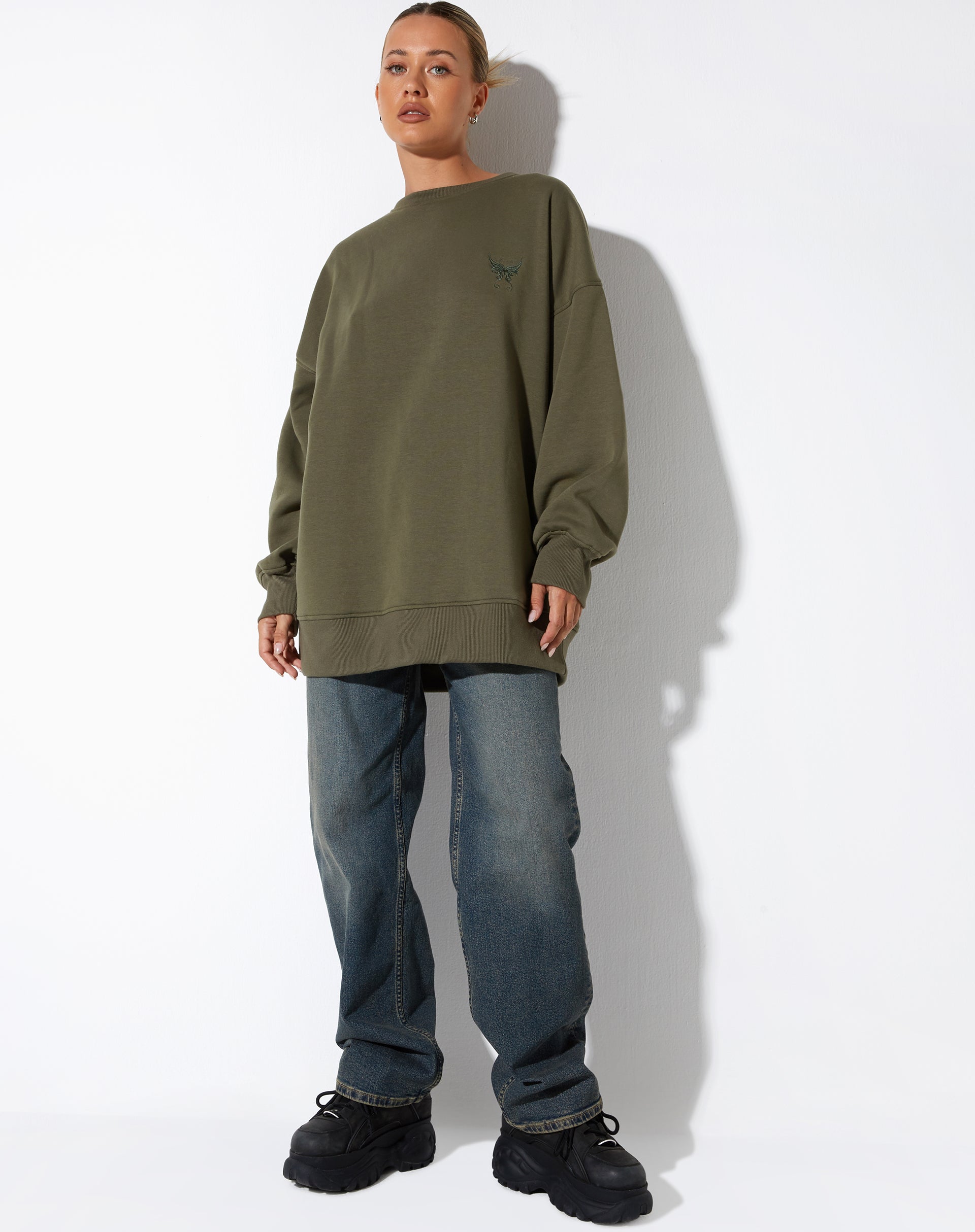 imagen de la sudadera Lei con bordado de mariposa en forma de hoja de uva