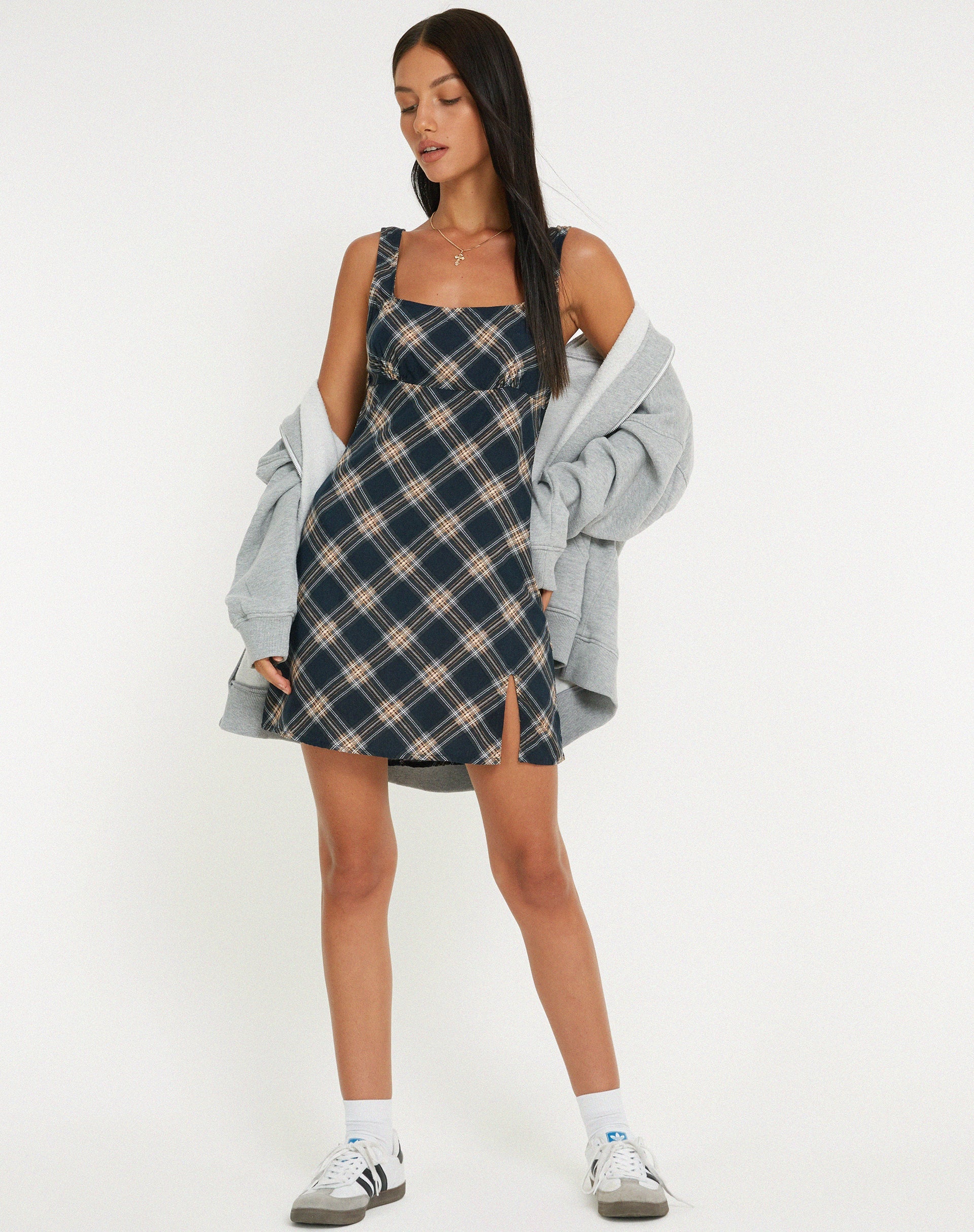 IMAGEN DE Mehra Slip Dress en cuadros de los años 20 negro y gris