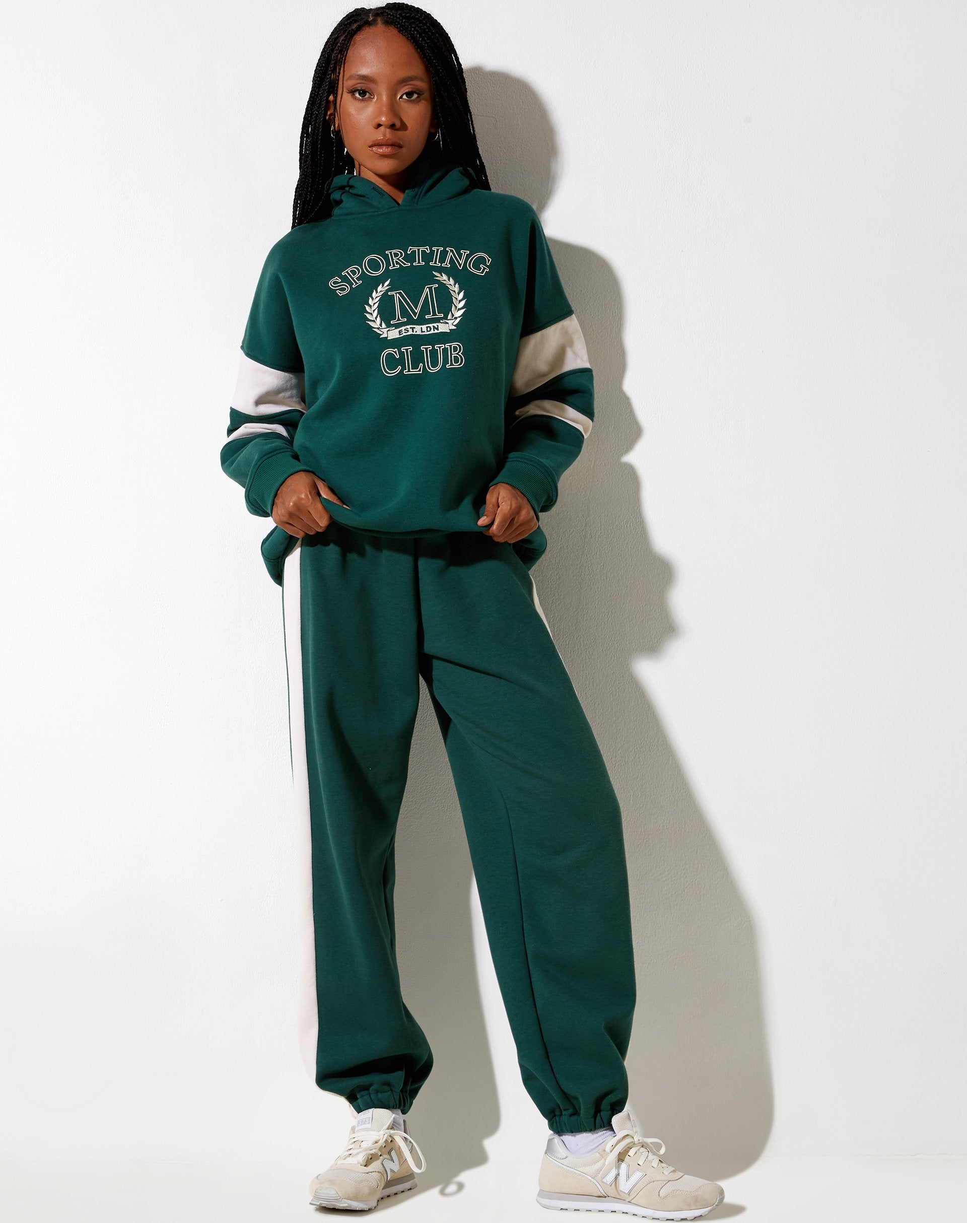 Image of Sudadera Mora con Capucha en Verde Bosque y Blanco Invierno Sporting Club Mix Embro