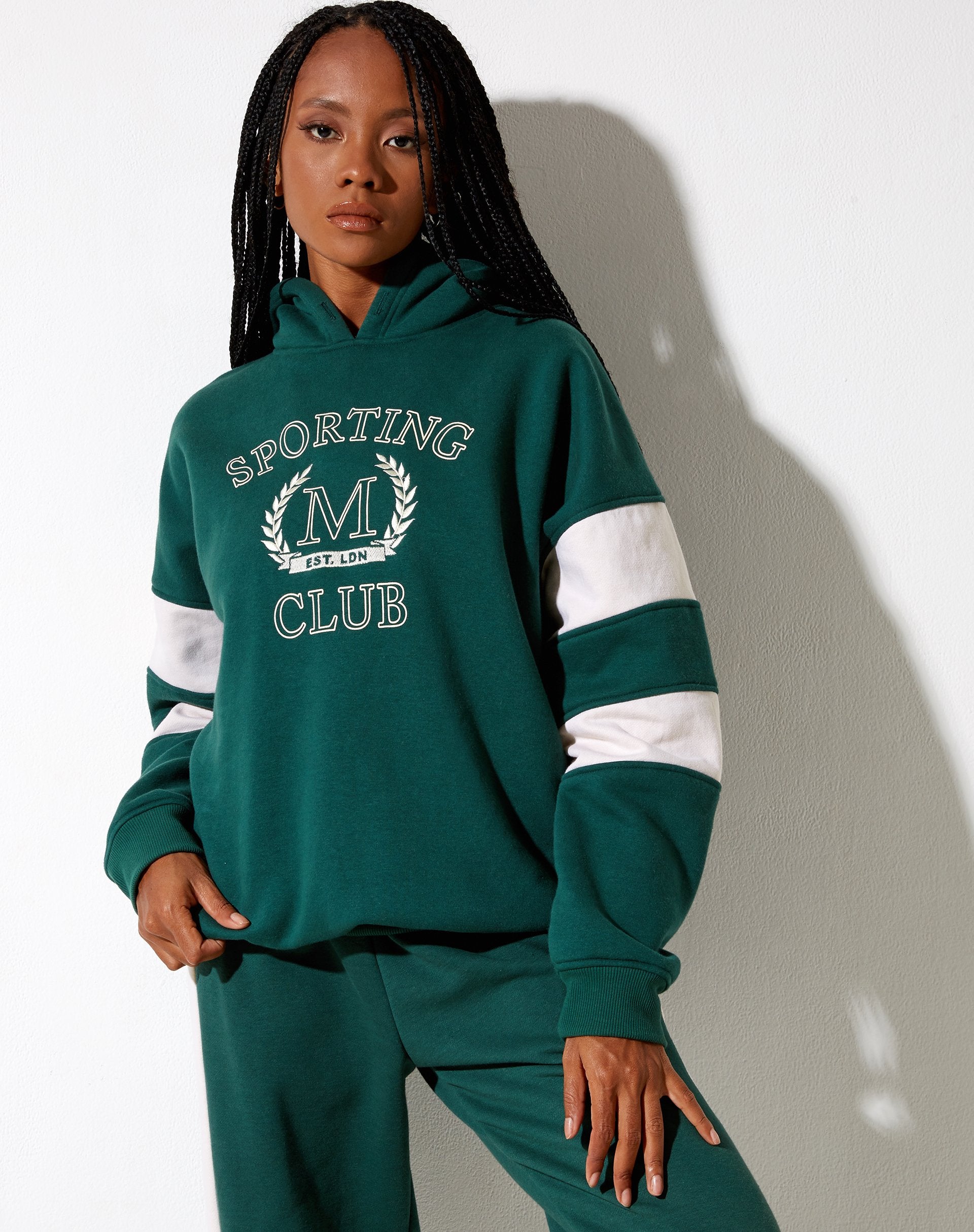 Image of Sudadera Mora con Capucha en Verde Bosque y Blanco Invierno Sporting Club Mix Embro