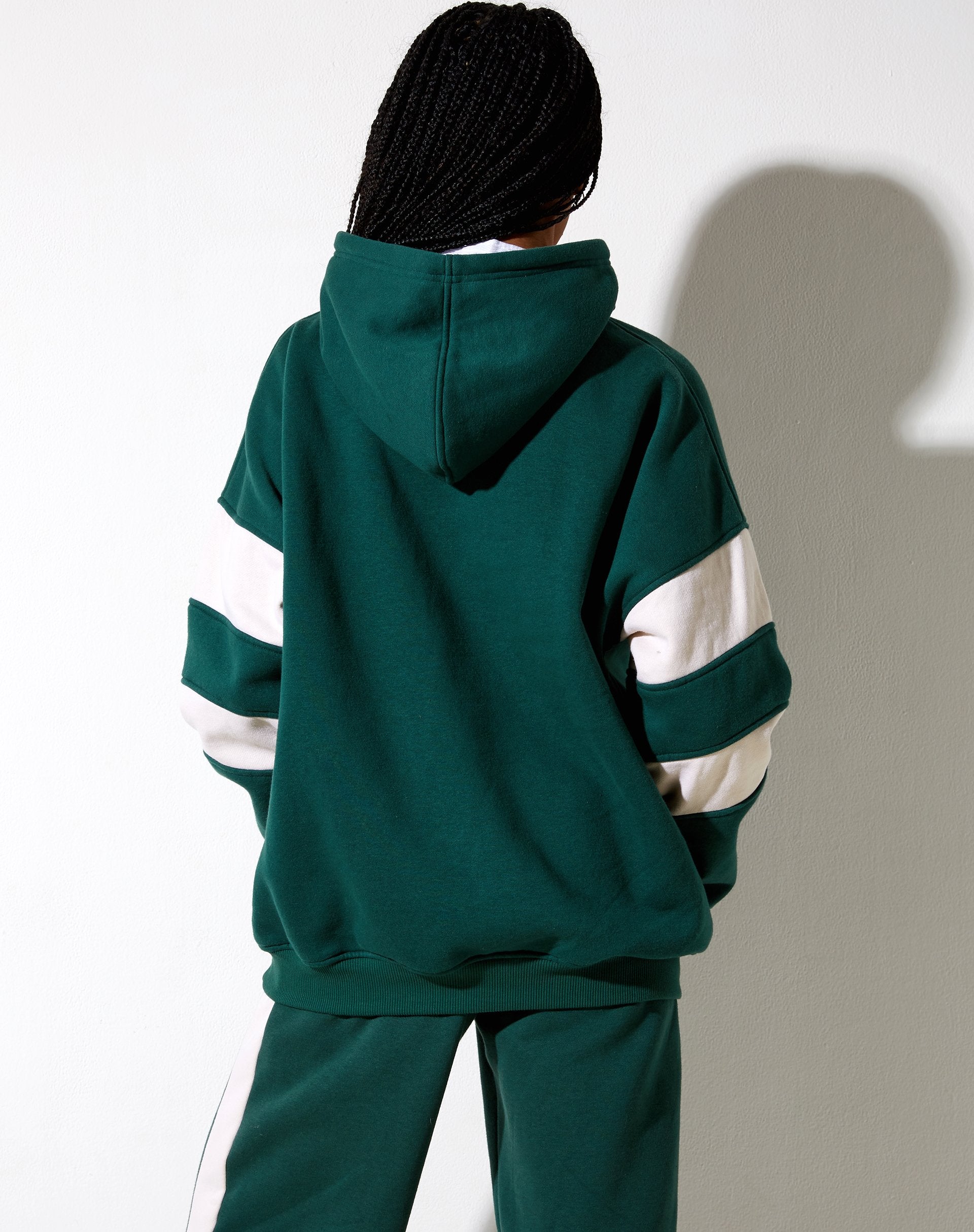 Image of Sudadera Mora con Capucha en Verde Bosque y Blanco Invierno Sporting Club Mix Embro