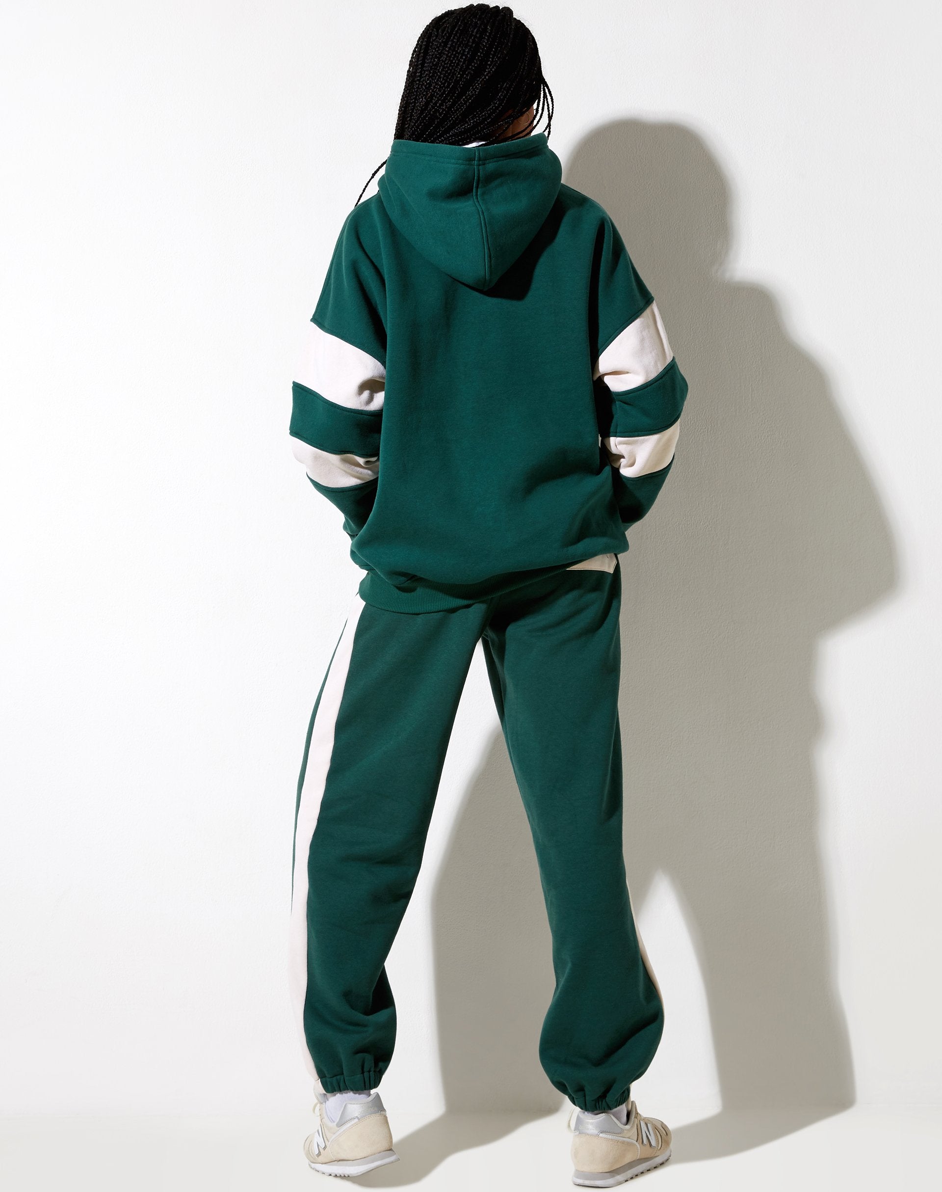 Image of Sudadera Mora con Capucha en Verde Bosque y Blanco Invierno Sporting Club Mix Embro