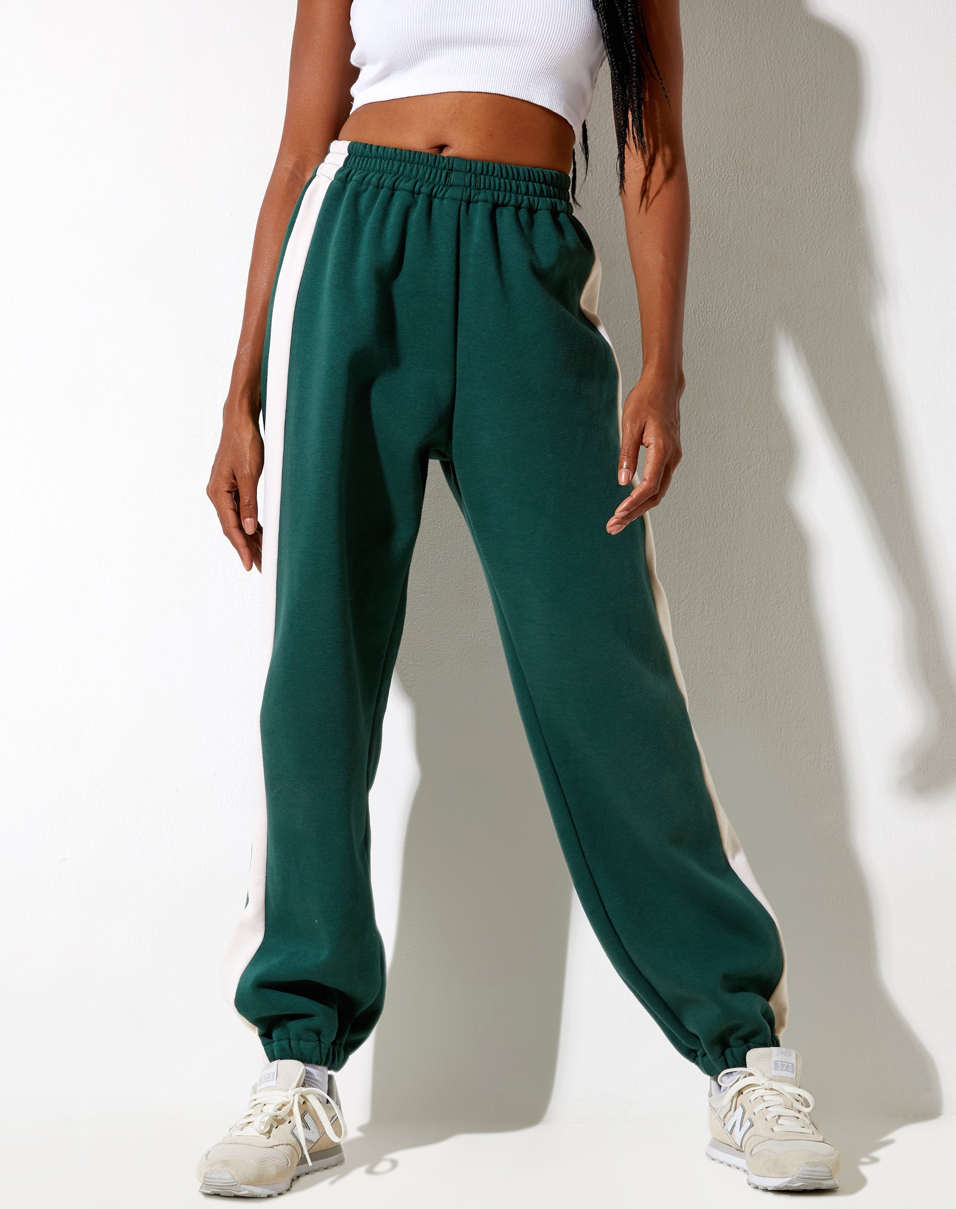 Imagen de Basile Jogger en verde bosque y blanco invierno