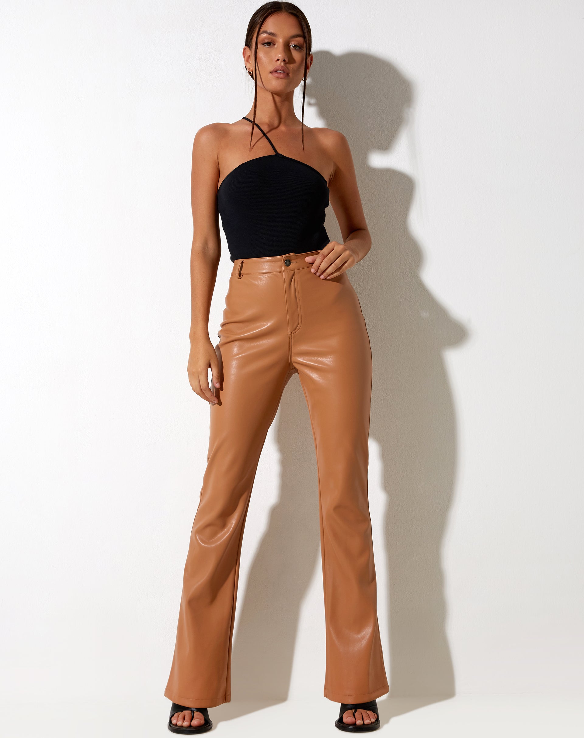 Imagen de Zoven Flare Trouser en PU Peachy Tan