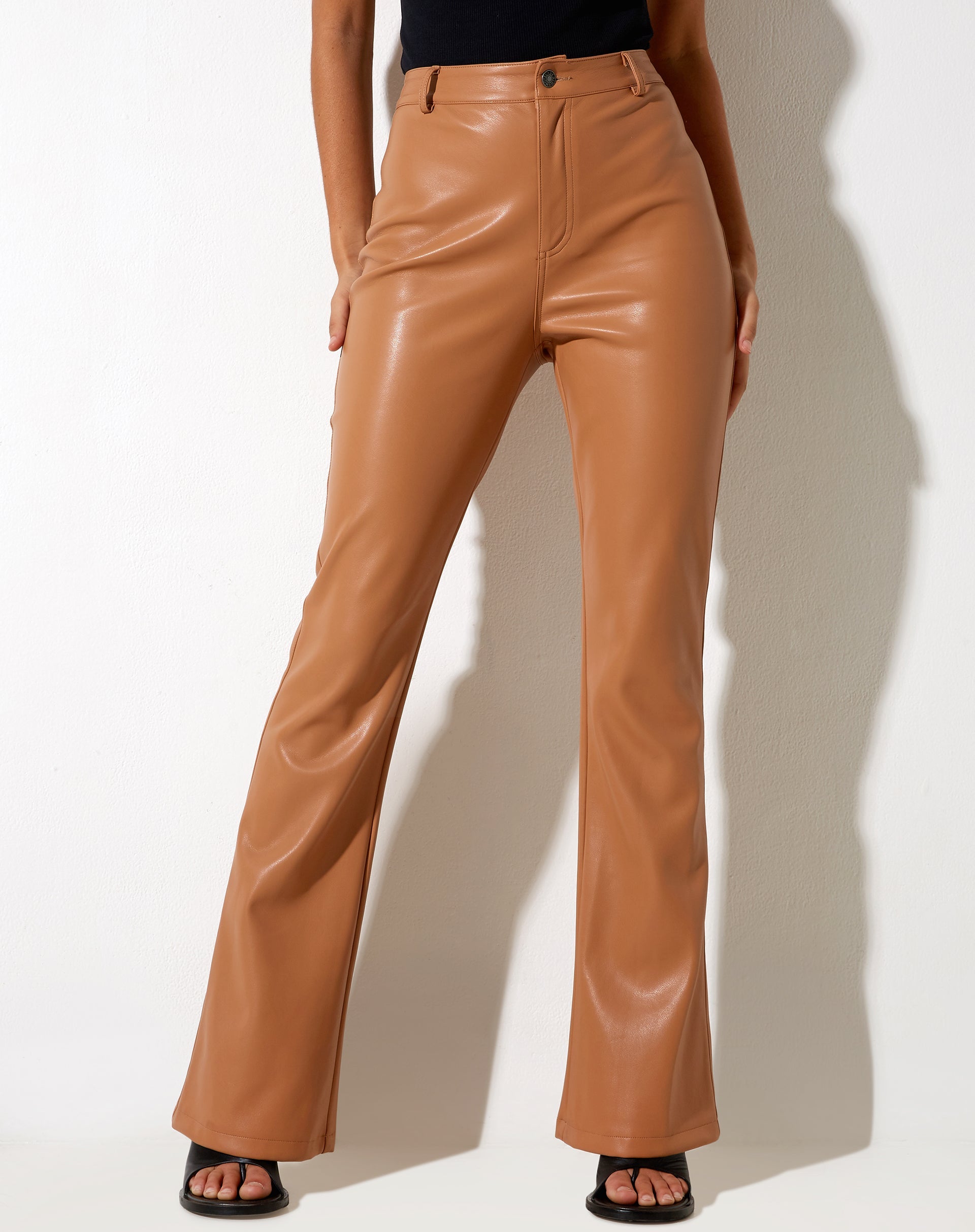 Imagen de Zoven Flare Trouser en PU Peachy Tan