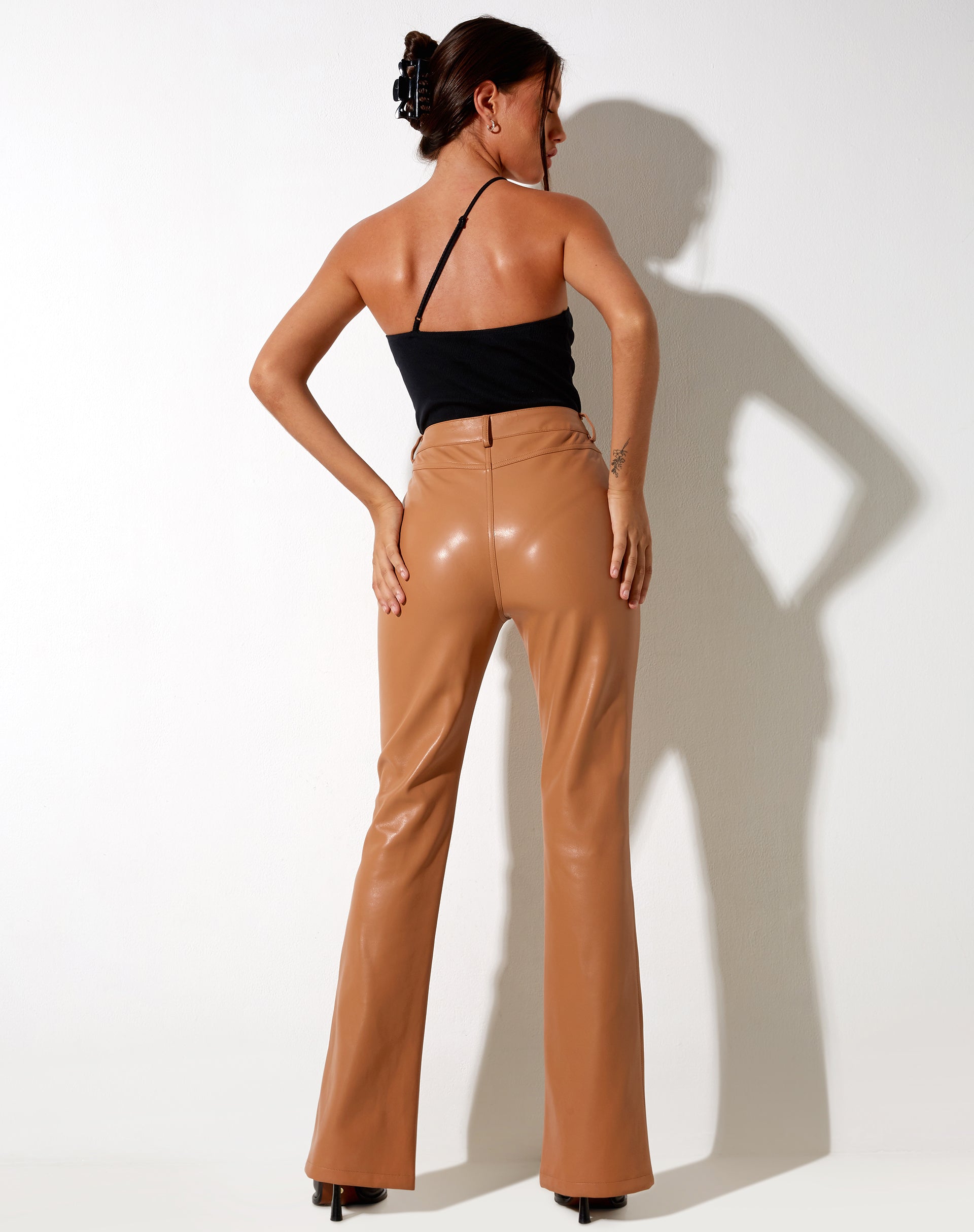 Imagen de Zoven Flare Trouser en PU Peachy Tan