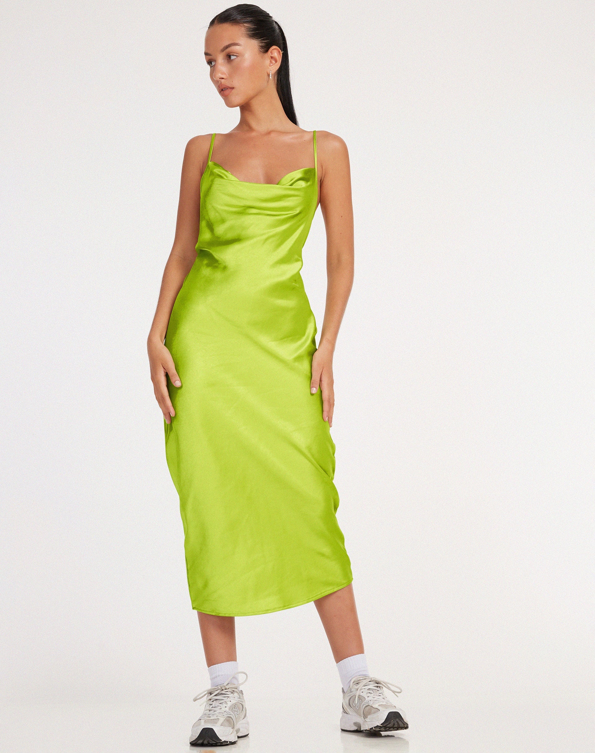 Imagen del vestido Palasha Midi de satén verde lima
