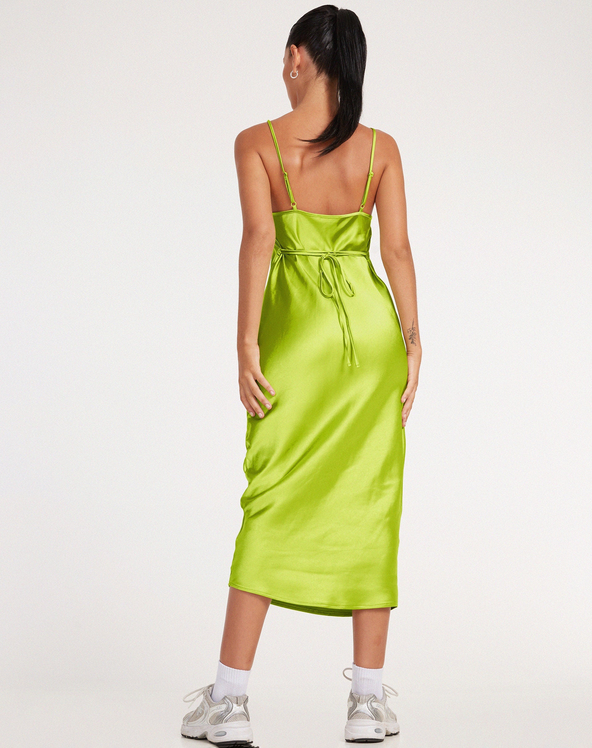 Imagen del vestido Palasha Midi de satén verde lima