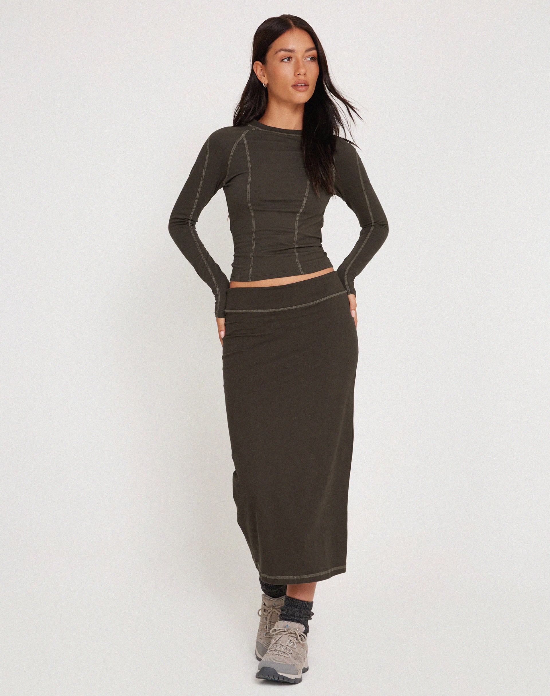 Imagen de la falda Peka Midi en bronce con pespunte gris
