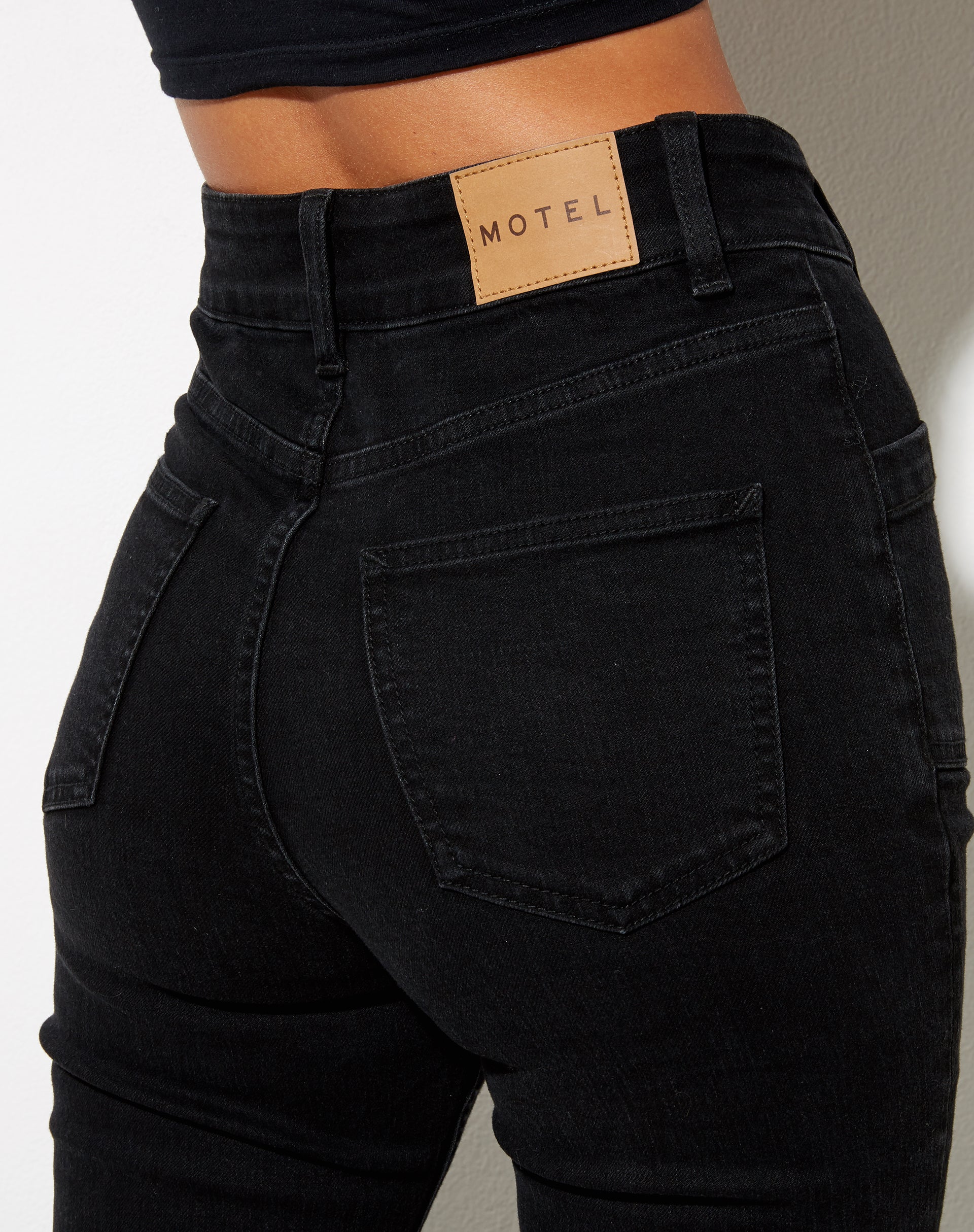 Imagen de Seam Split Jeans en Black Wash