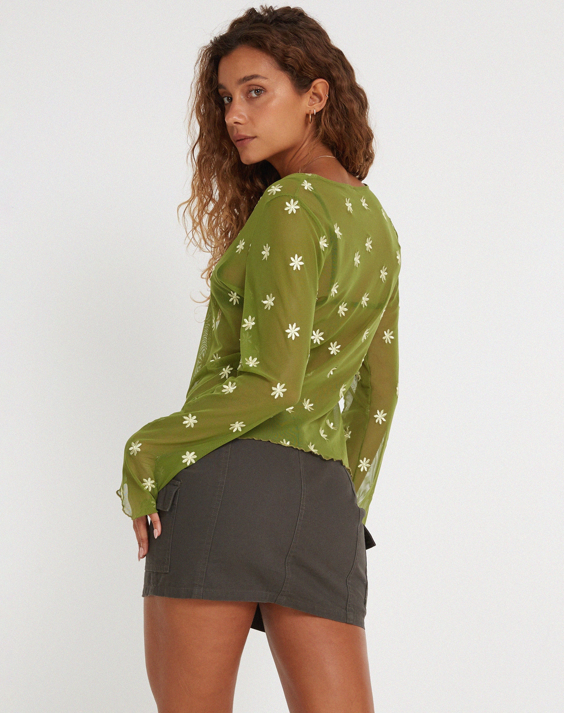 imagen de Sujata Cardi en Moss Green Custard Daisy Embro
