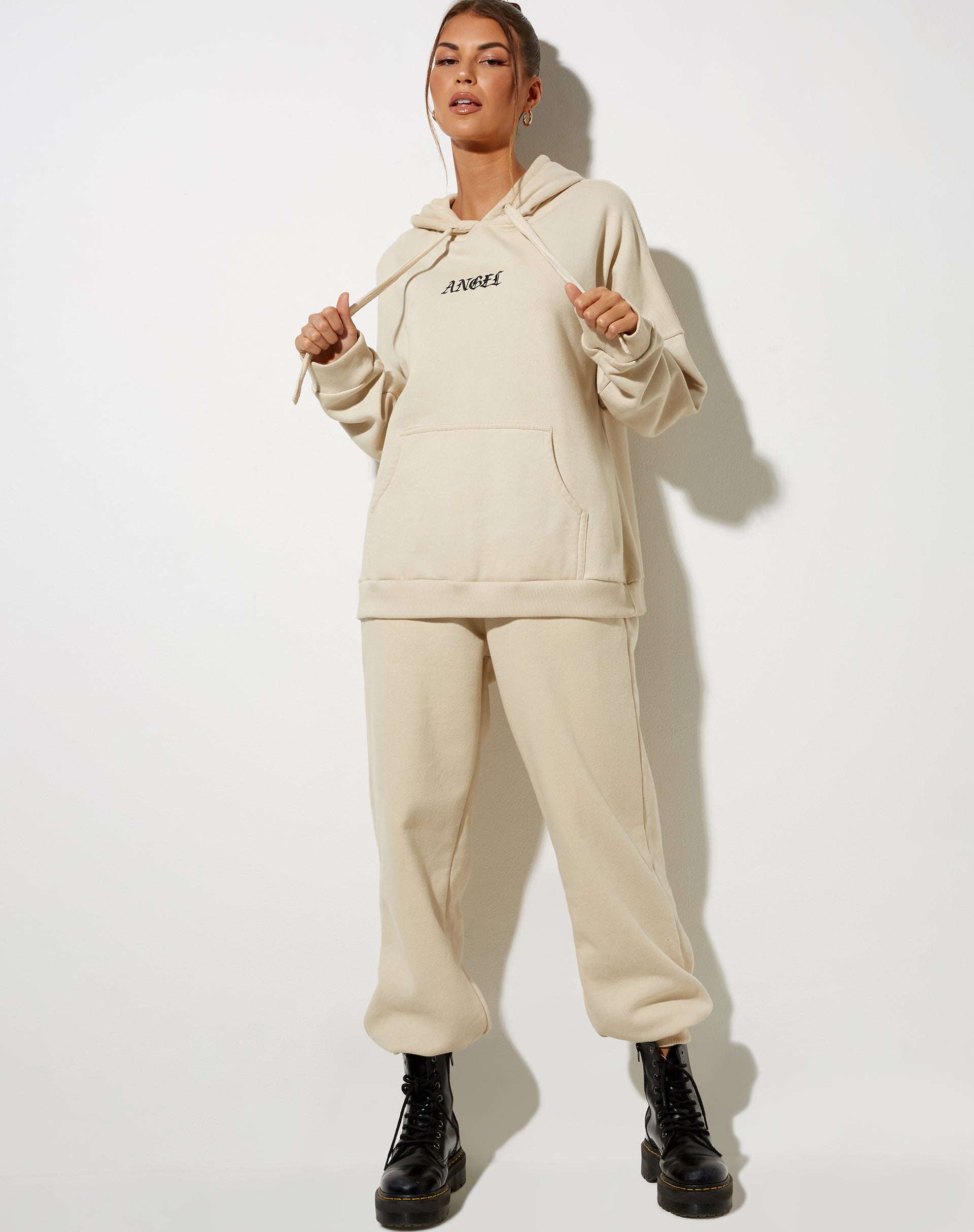 Imagen de Sudadera oversize con capucha en piedra y bordado de ángeles